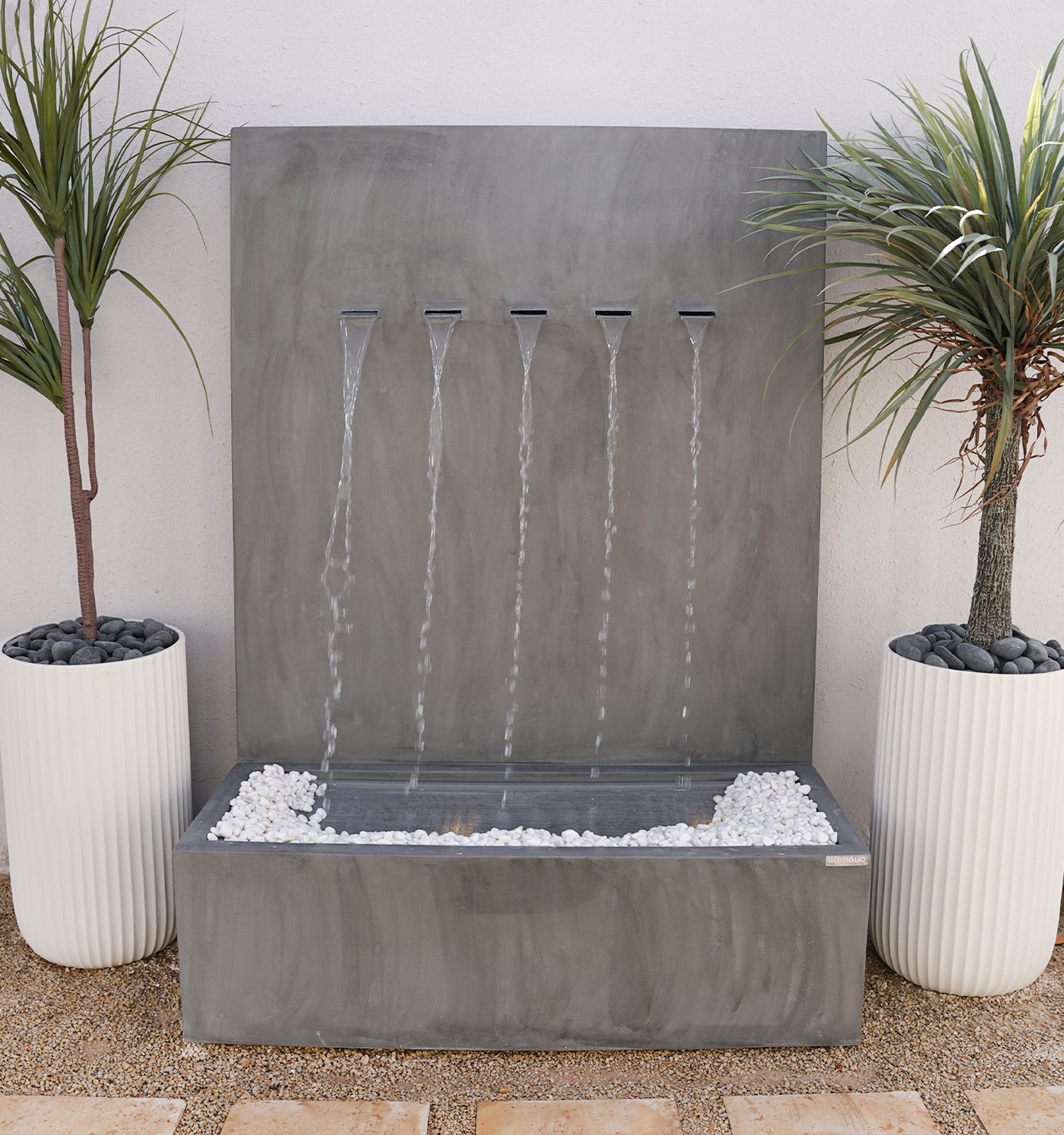 شلال فيرا يجمع بين إضاءة مميزة ومصبّات للماء ونباتات طبيعية.