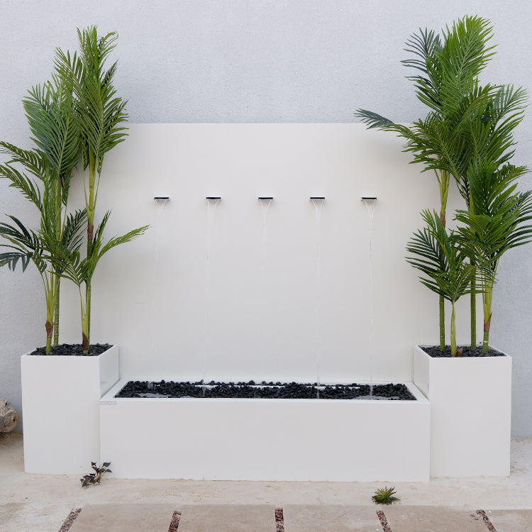 شلال ديكوري بجانب مراكن نباتية تزيد جماله