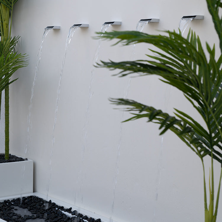 شلال بمظهر حديث يعكس جمال الماء المتدفق