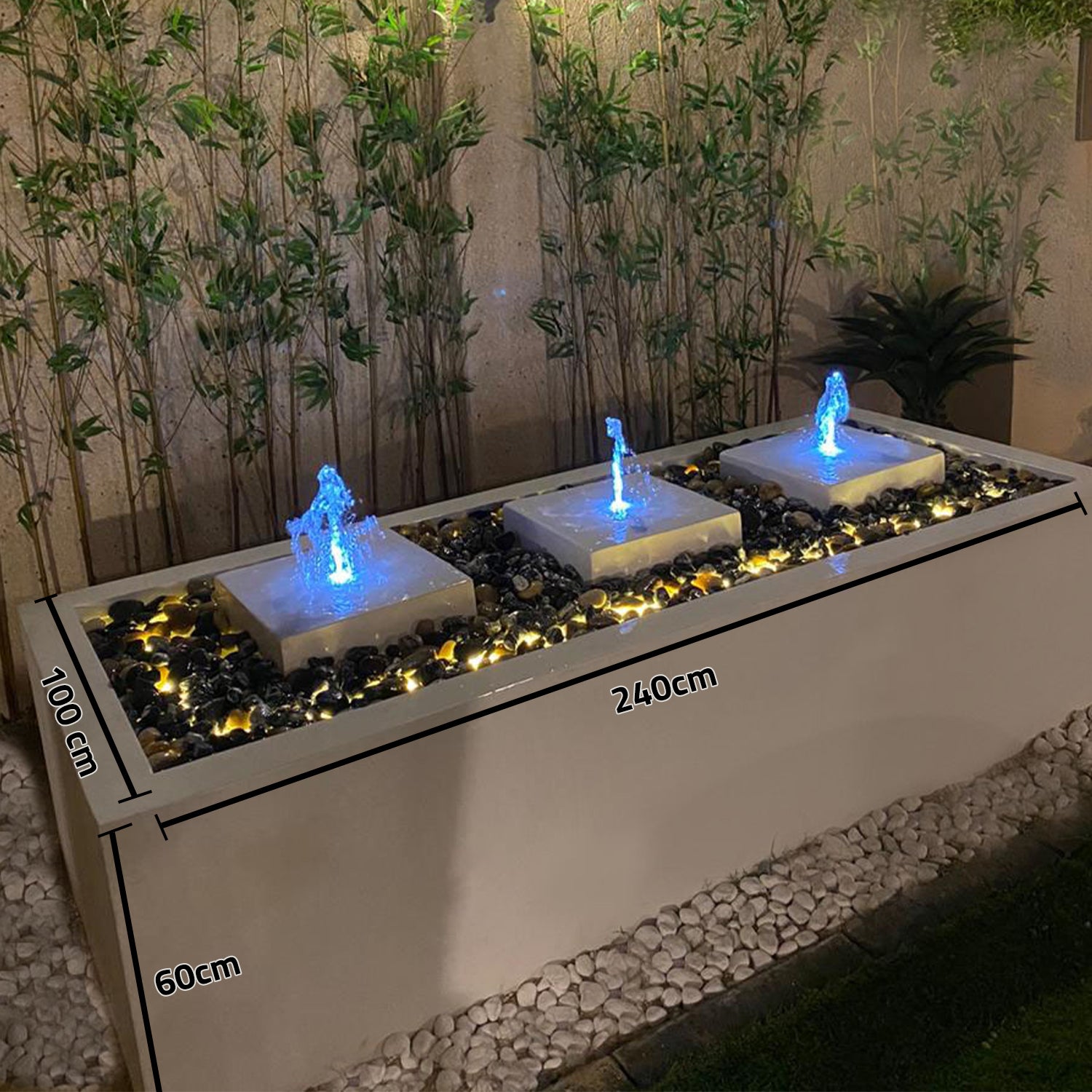 نافورة خارجية كبيرة بإضاءة جميلة وتدفق مائي هادئ