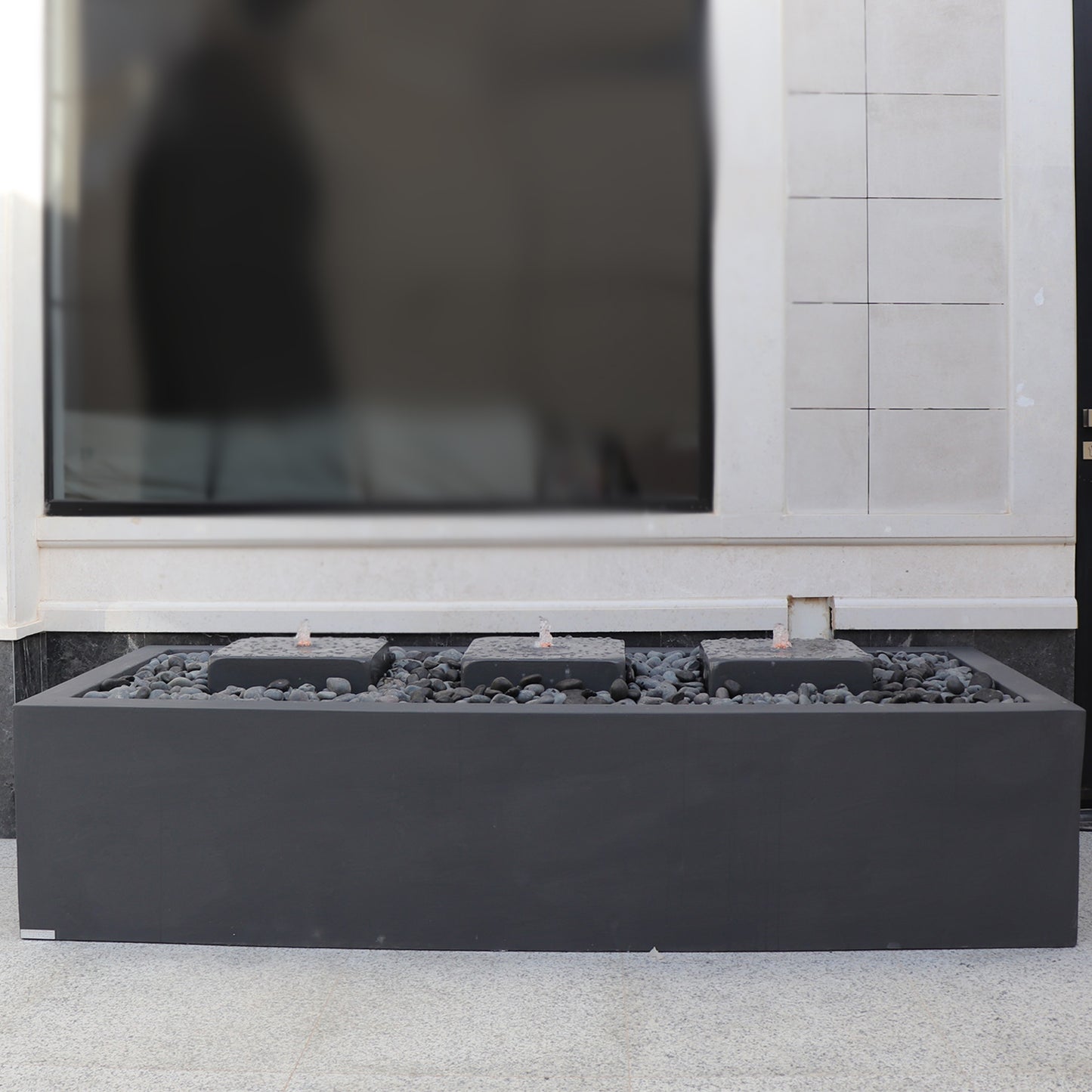 نافورة فيينا بإطار واسع وتفاصيل مائية متناغمة