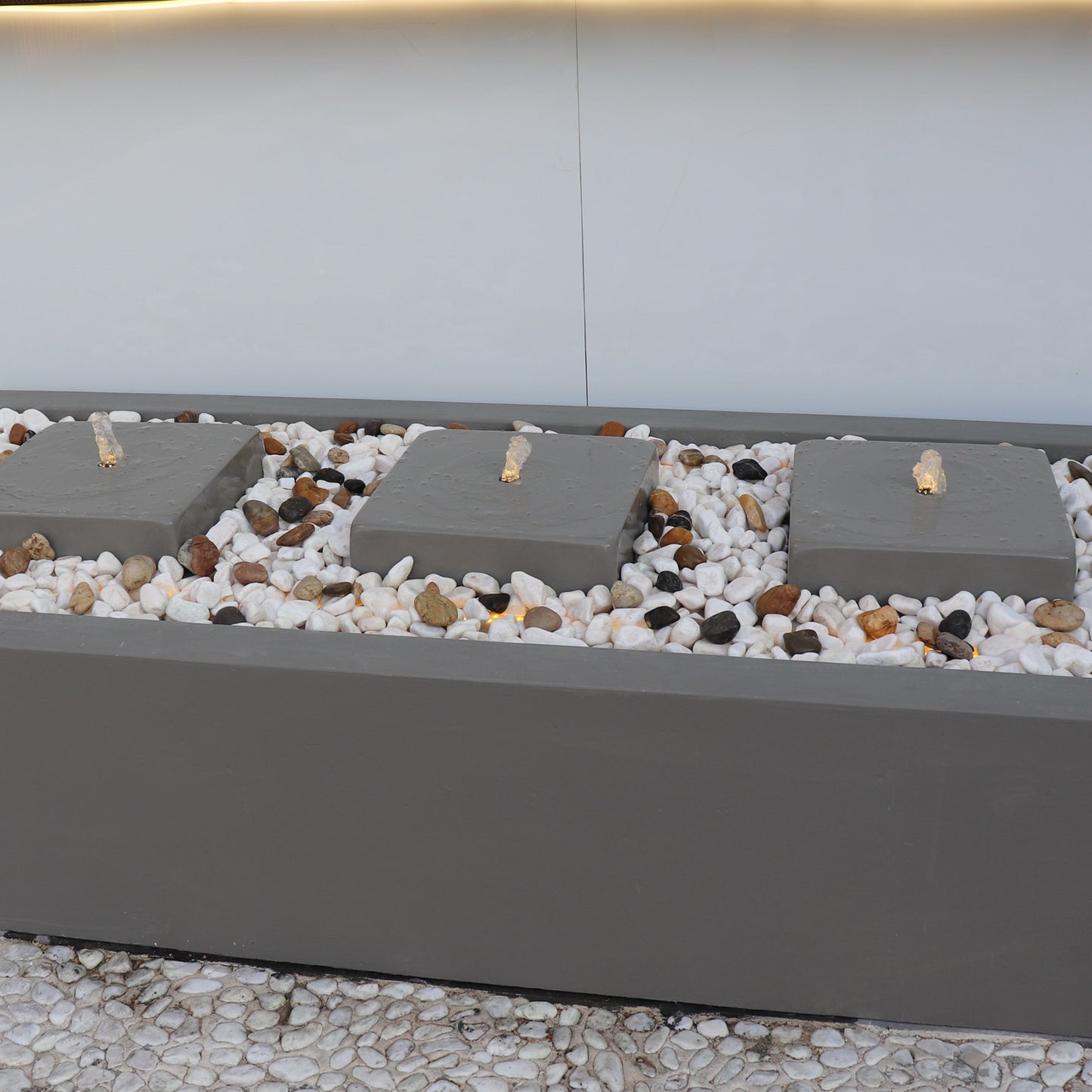 نافورة كبيرة مضاءة تمنح المكان طابعاً راقياً