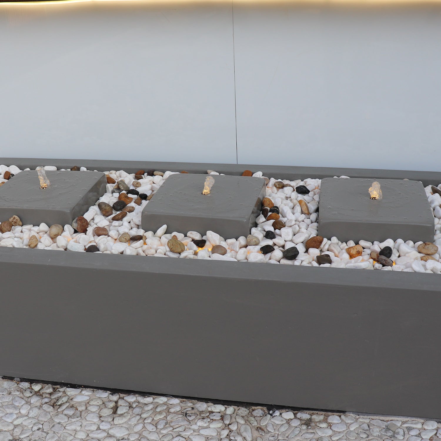 نافورة كبيرة مضاءة تمنح المكان طابعاً راقياً