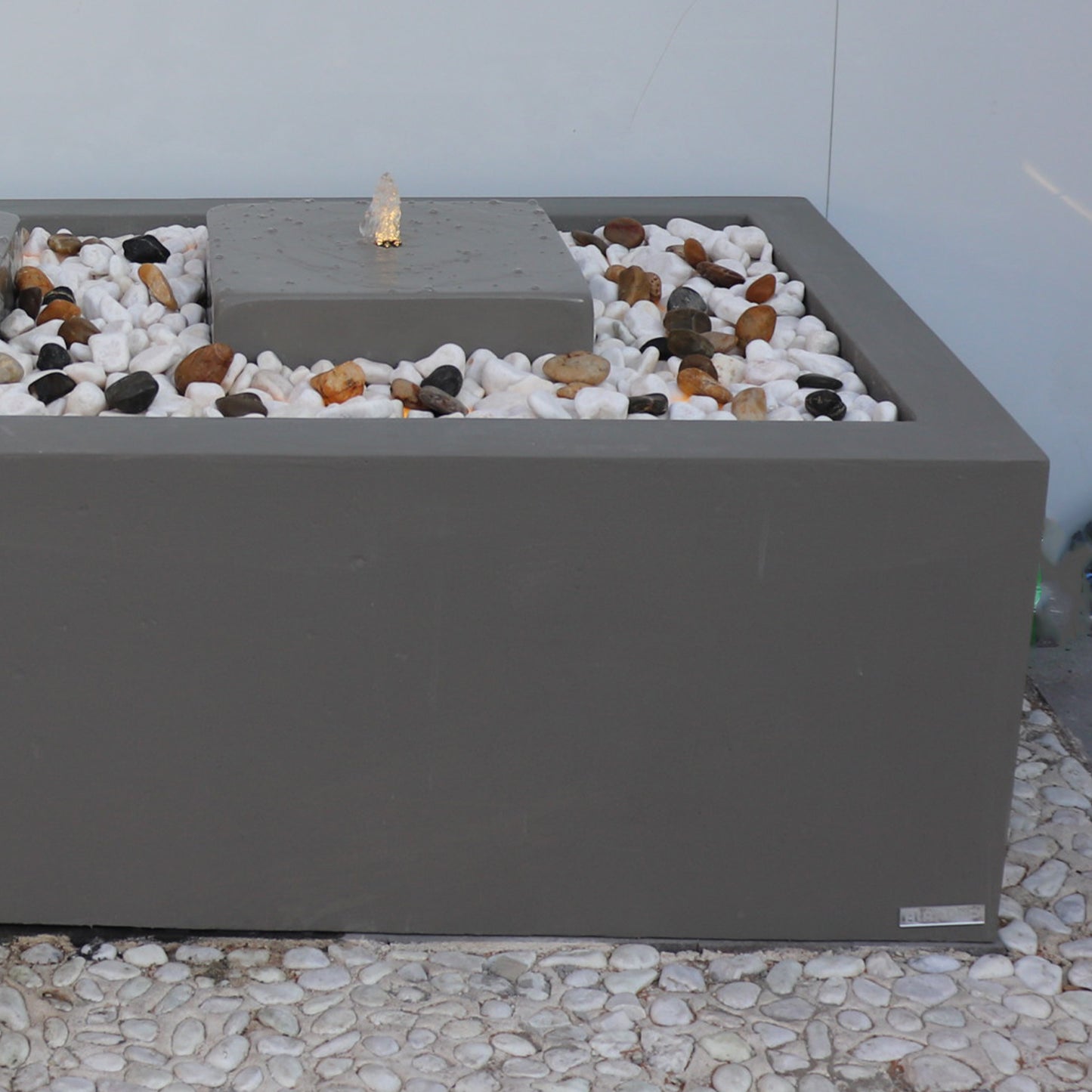 نافورة خارجية بسطح مائي ممتد ولمسة جمالية فاخرة