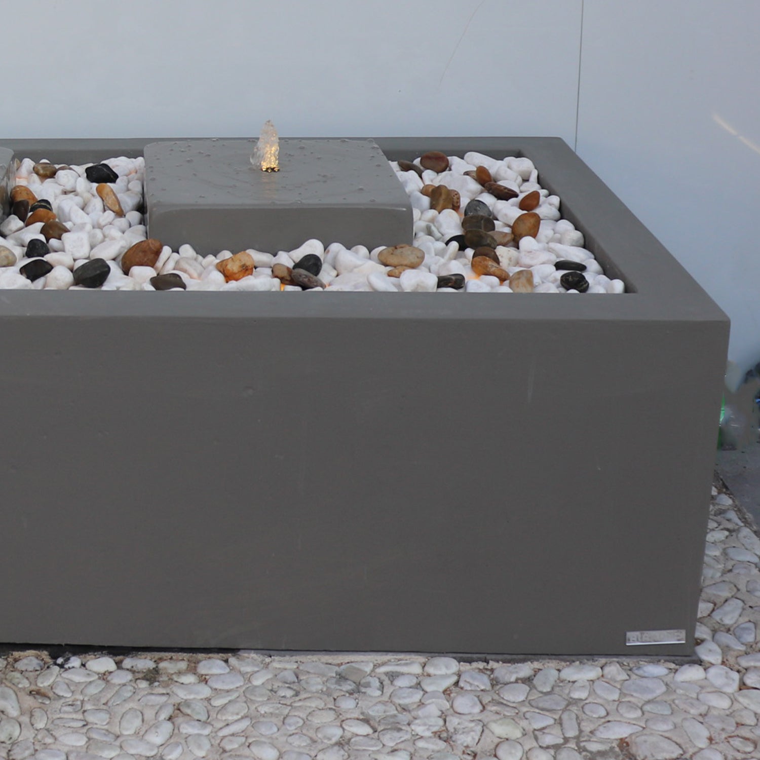 نافورة خارجية بسطح مائي ممتد ولمسة جمالية فاخرة