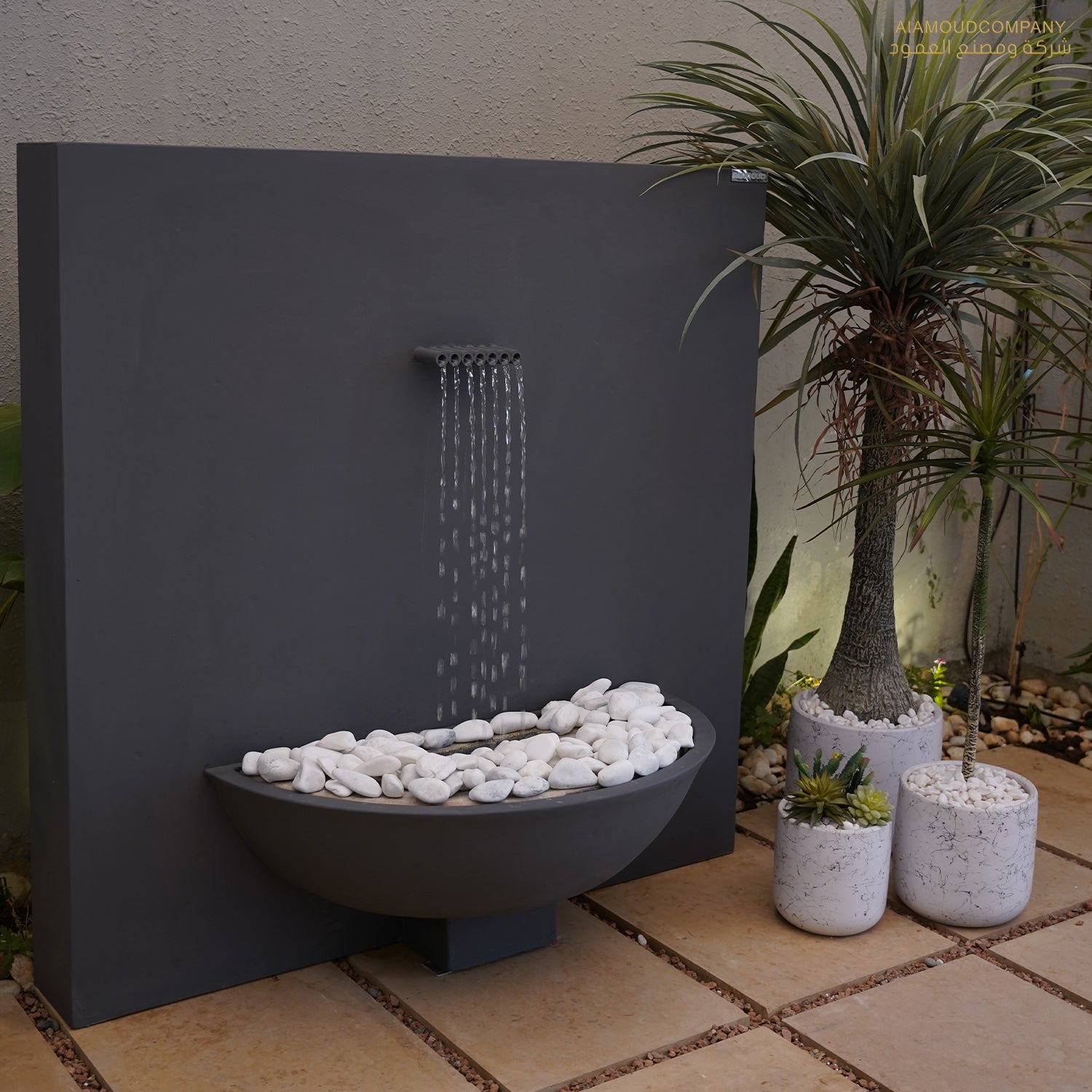 شلال فرجينيا يوفر تجربة استرخاء مع صوت ماء طبيعي مريح.