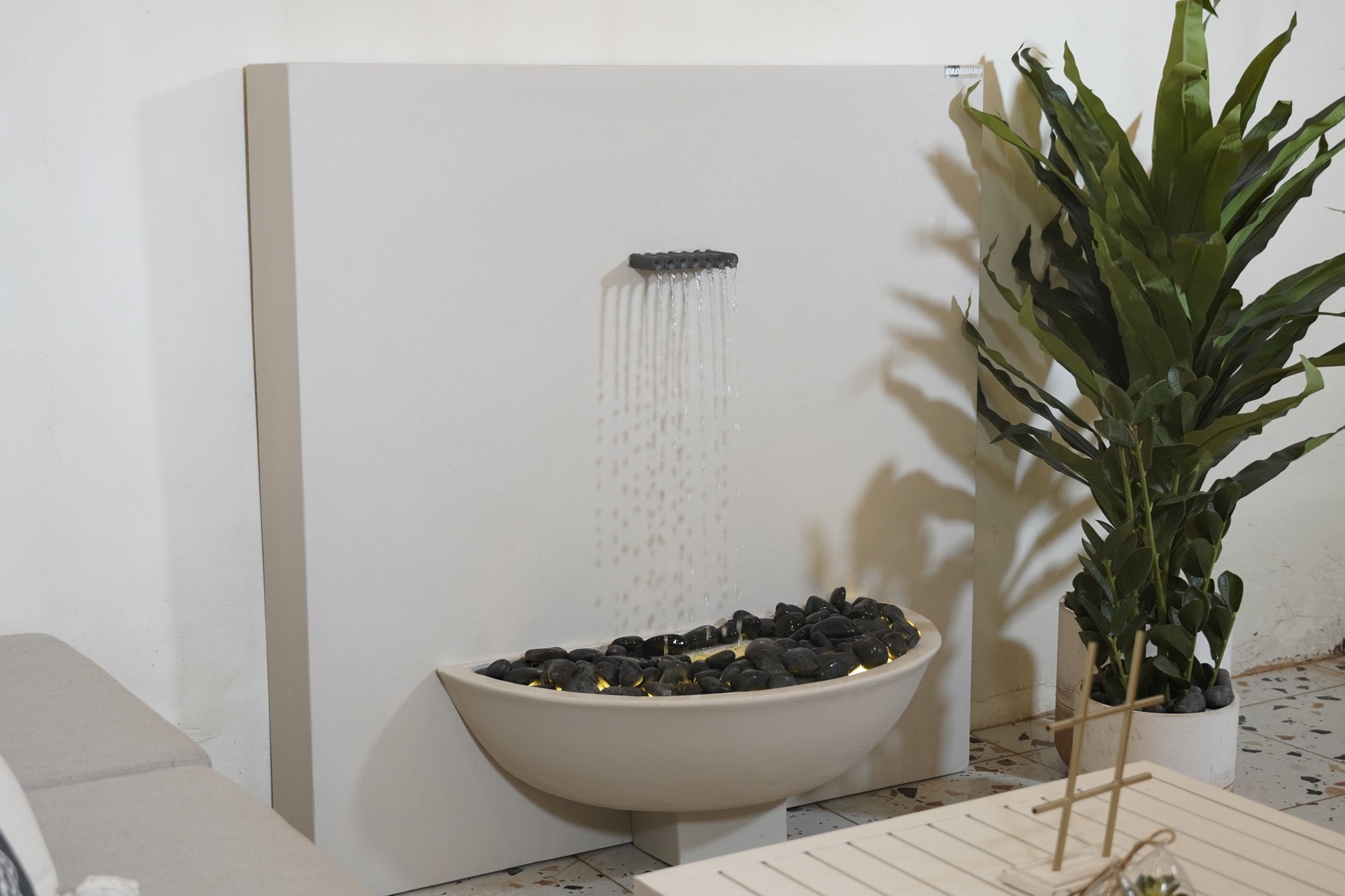 شلال متكامل يجمع بين التصميم المميز والمواد الطبيعية والإضاءة المريحة.