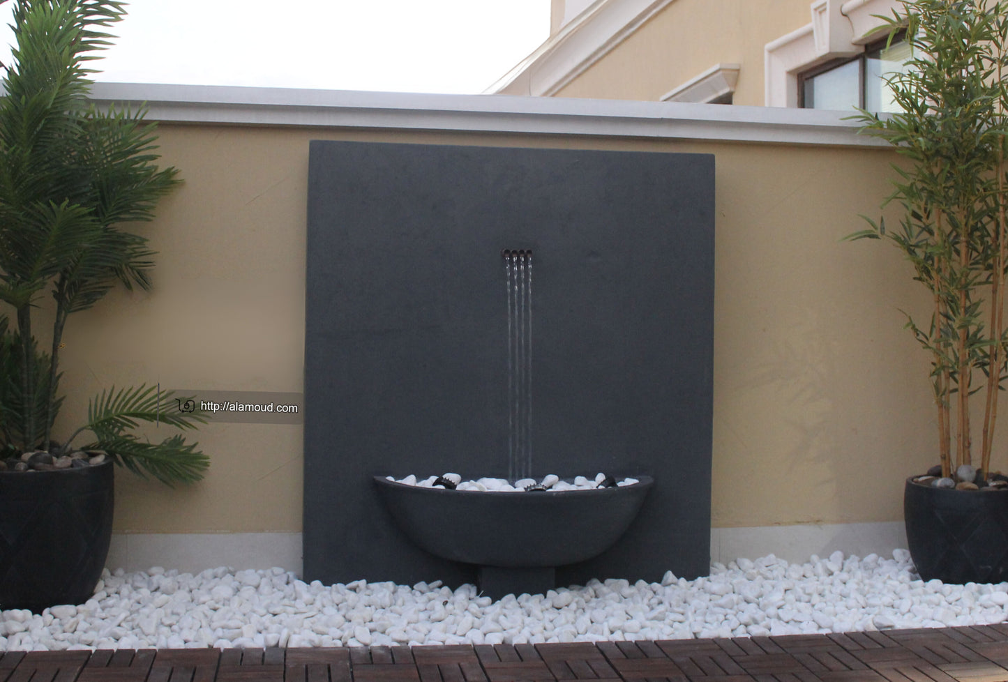 شلال مصنوع من الكونكريت مع مزيج من حجر الزينة.