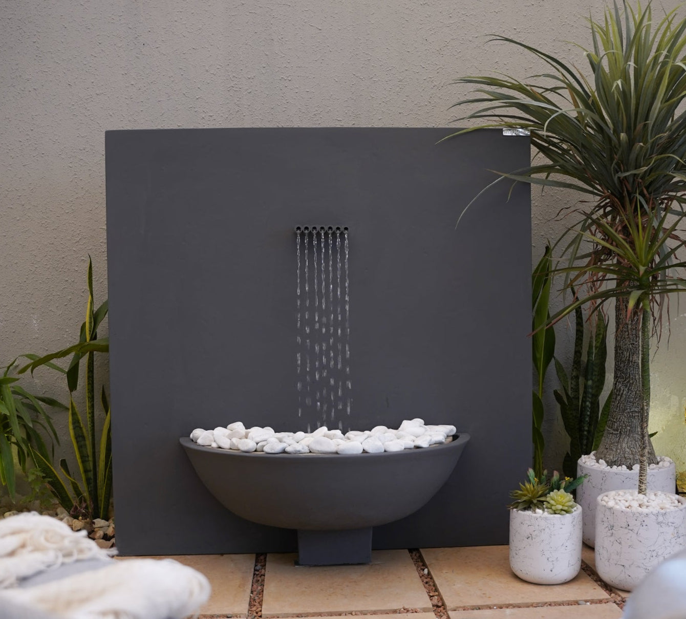 شلال فرجينيا مزود بخاصية التحكم عن بعد لتجربة سهلة ومريحة.