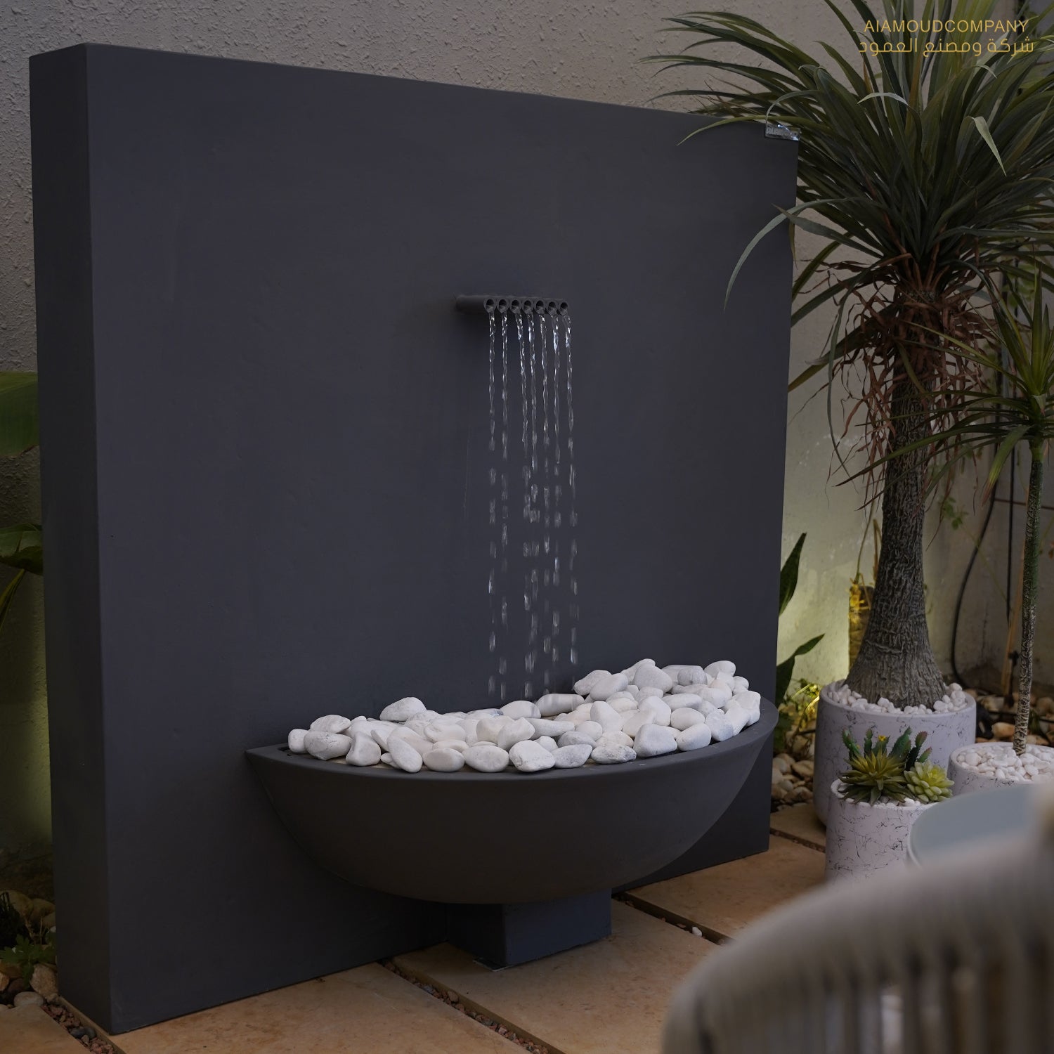 تصميم الشلال يشتمل على إنارة مدمجة في الخزان لإضاءة هادئة.