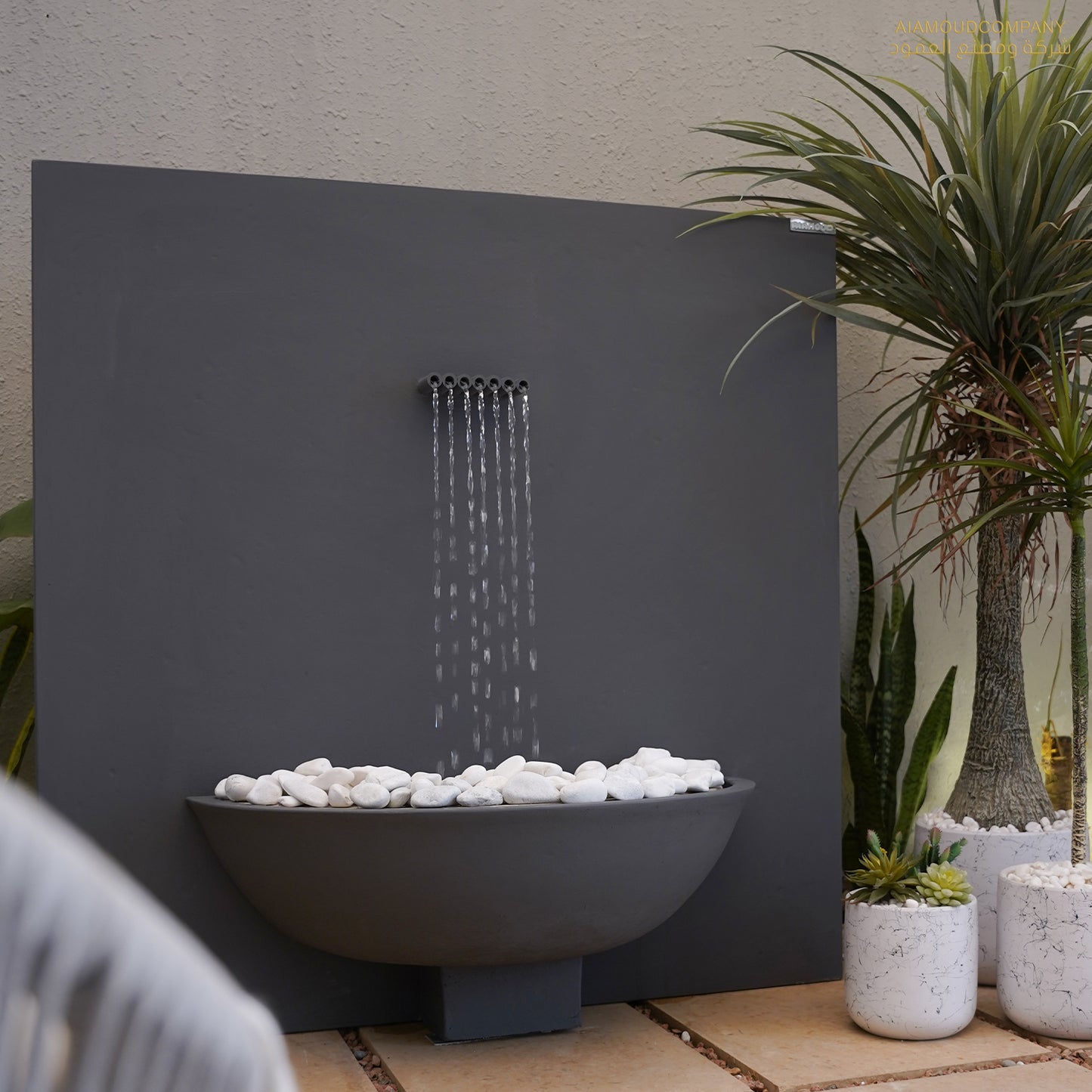 شلال داخلي وخارجي يضفي أجواء هادئة ومريحة.