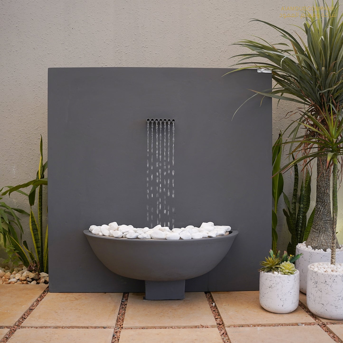 تصميم عصري لشلال فرجينيا يجمع بين الجمال الطبيعي والوظيفة.