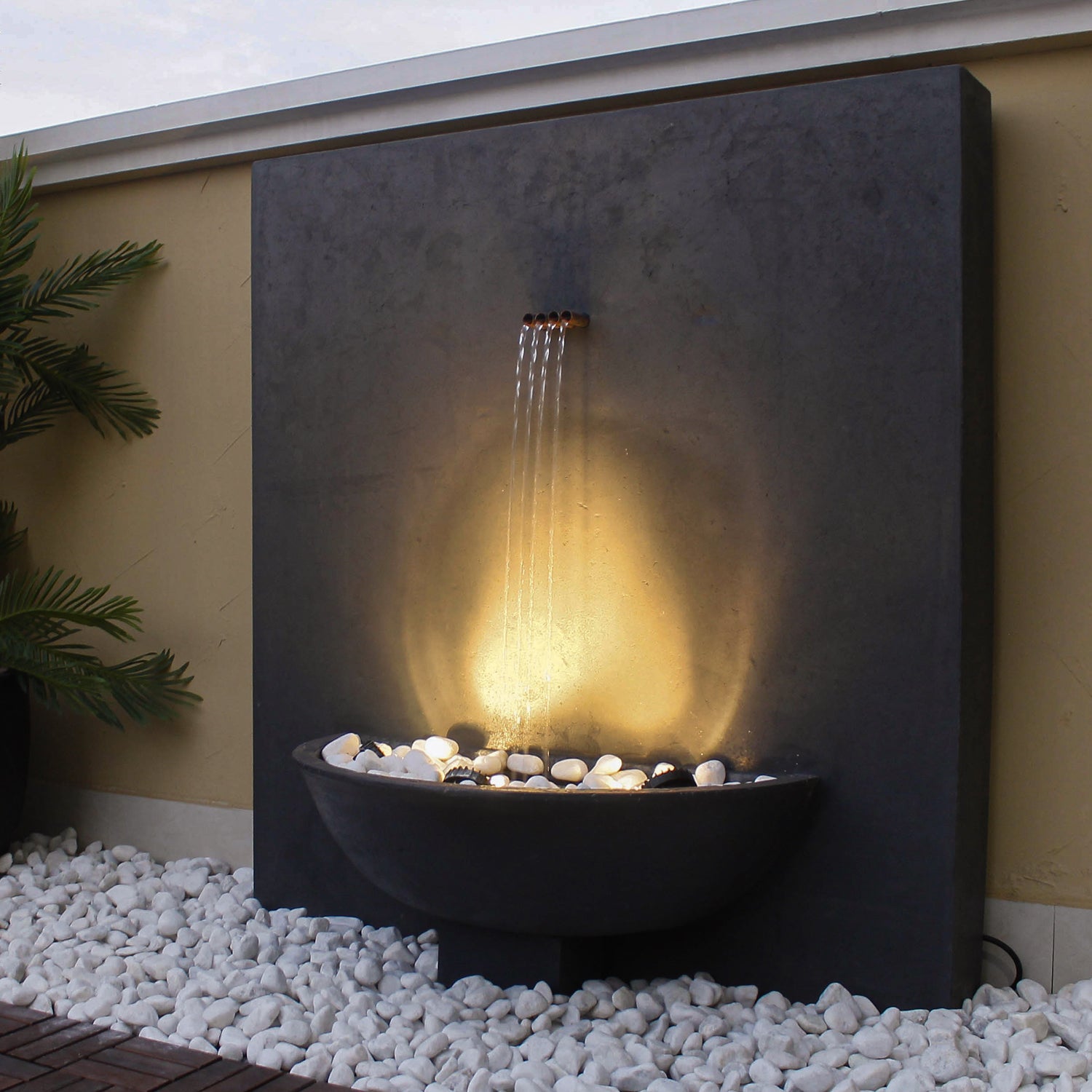 شلال عصري مع إضاءة في الخزان ومزيج من حجر الزينة.