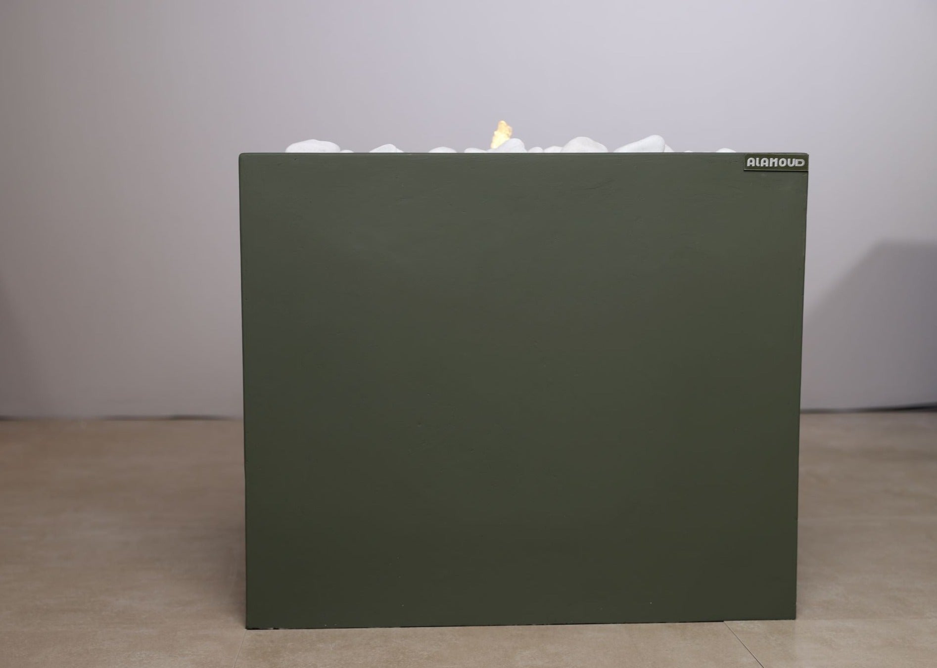 نافورة المربع الأمريكي وسط باللون الرمادي الغامق