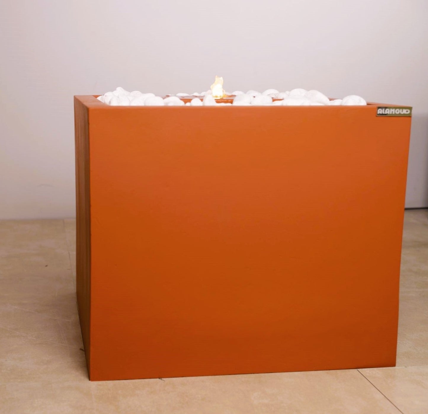 نافورة المربع الأمريكي وسط باللون البرتقالي