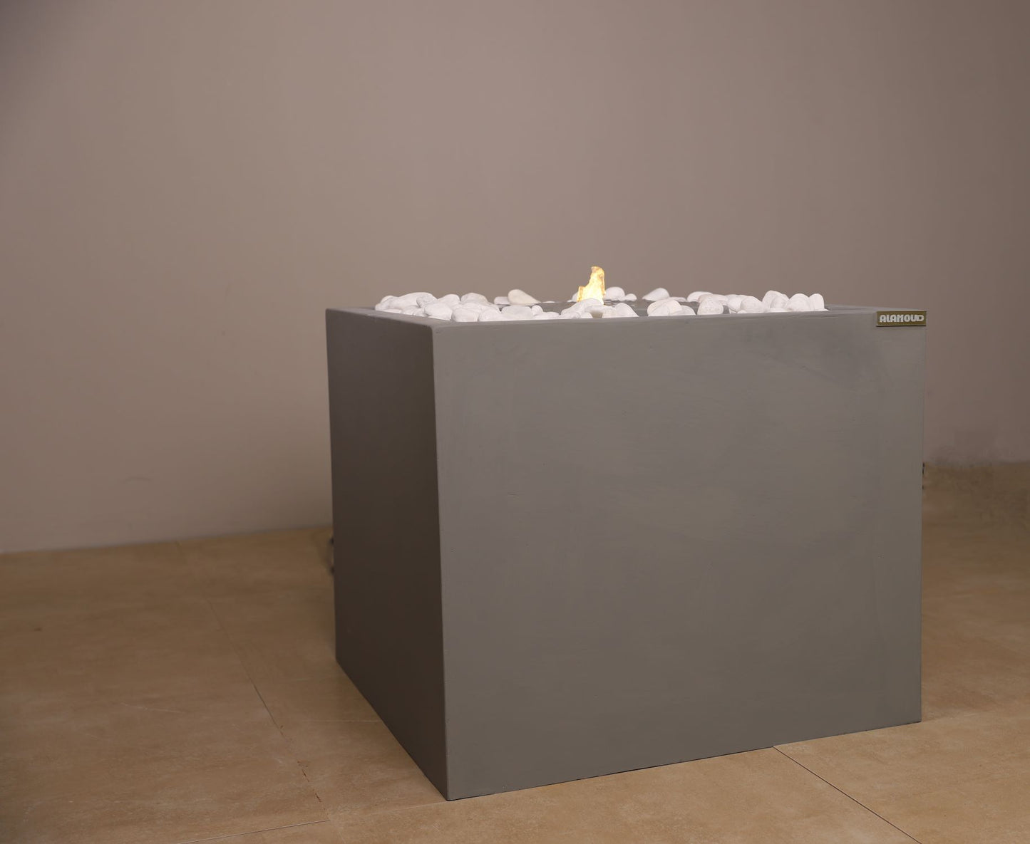 نافورة المربع الأمريكي وسط باللون الرمادي الفاتح