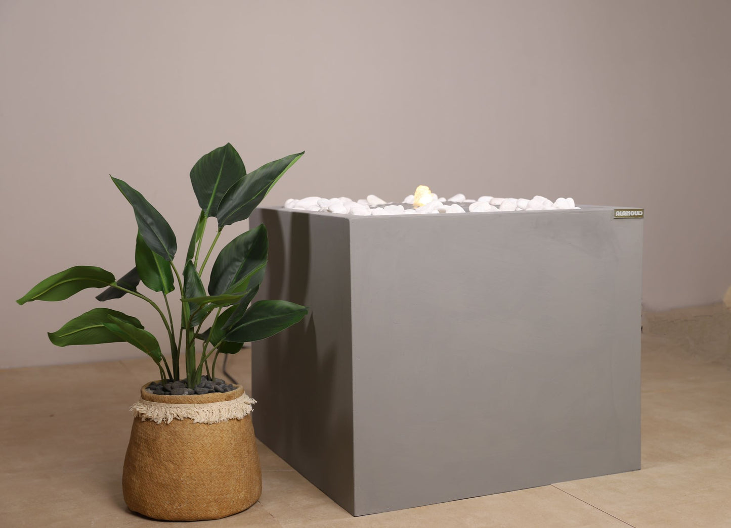 نافورة مربعة متوسطة الحجم مع حجر زينة