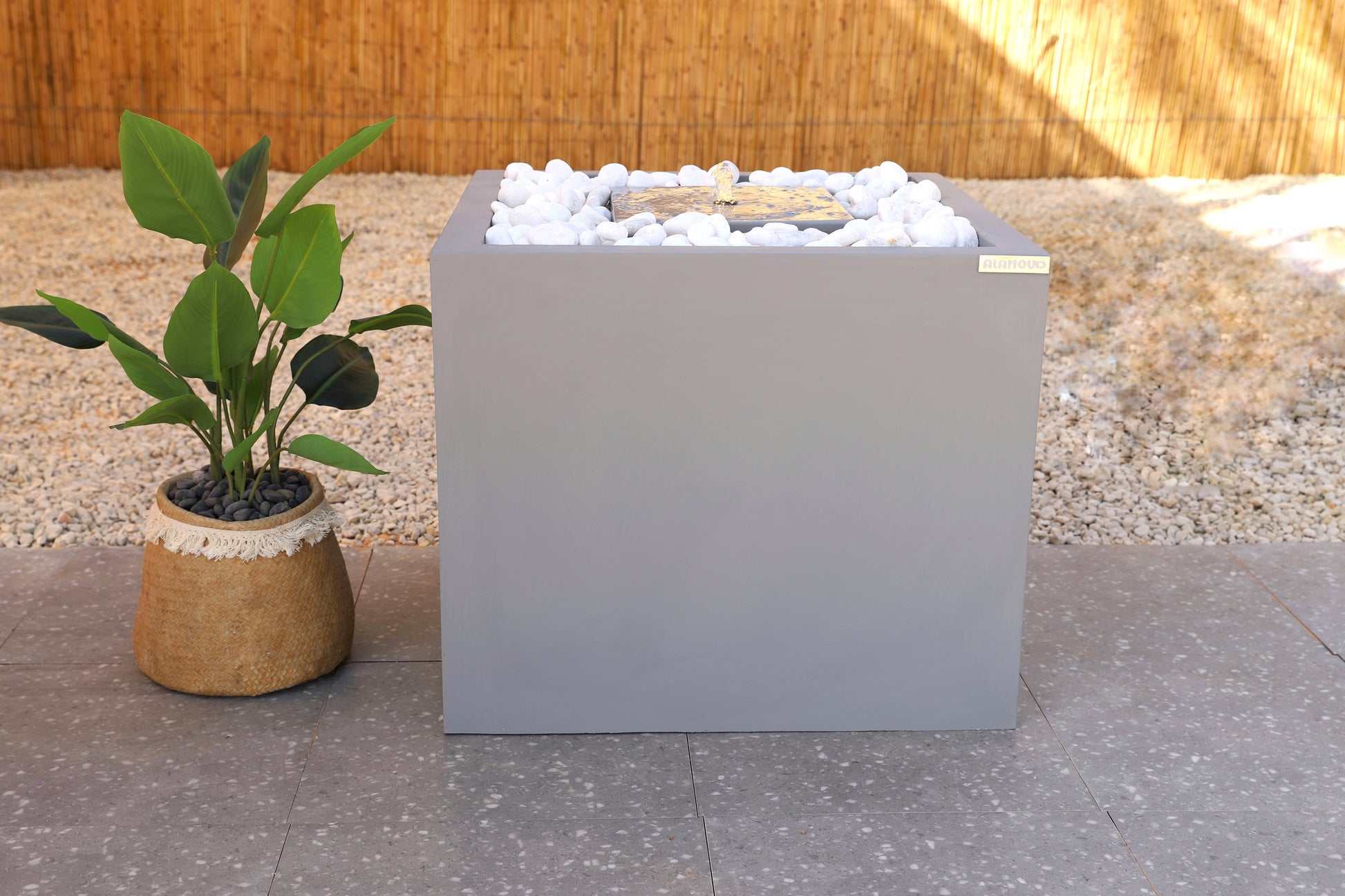 نافورة تضيف لمسة صفاء وجمال للمكان