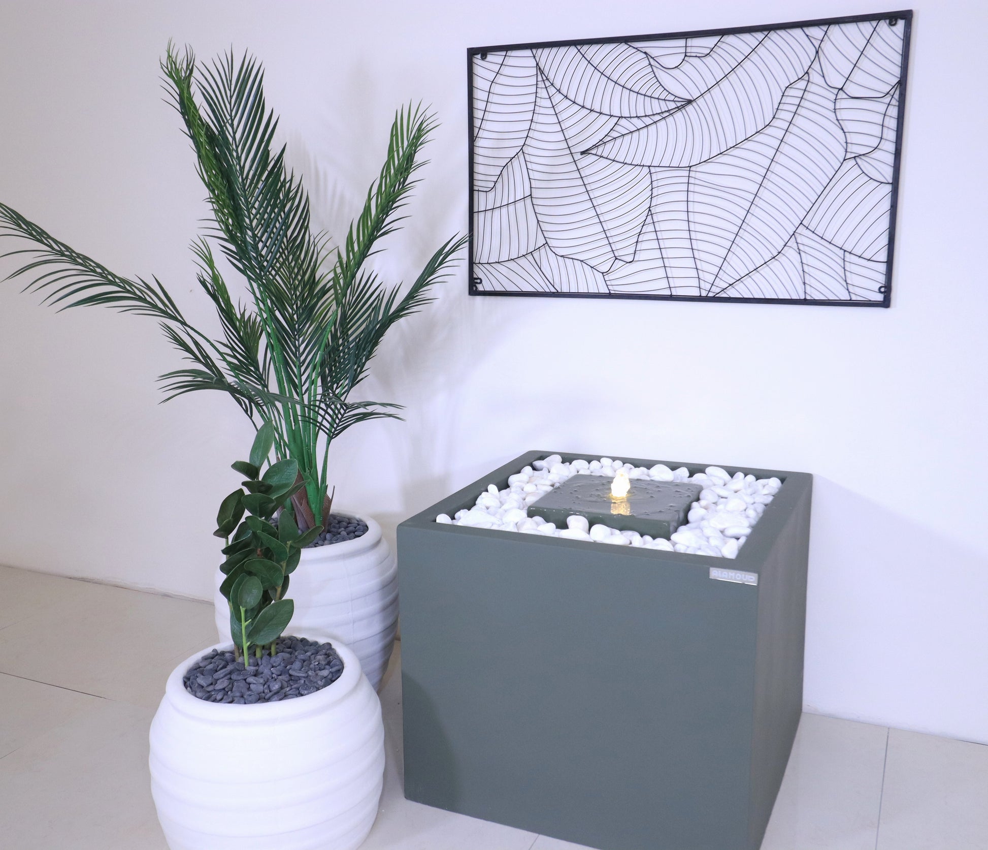 نافورة مربعة بتدفق ماء لطيف