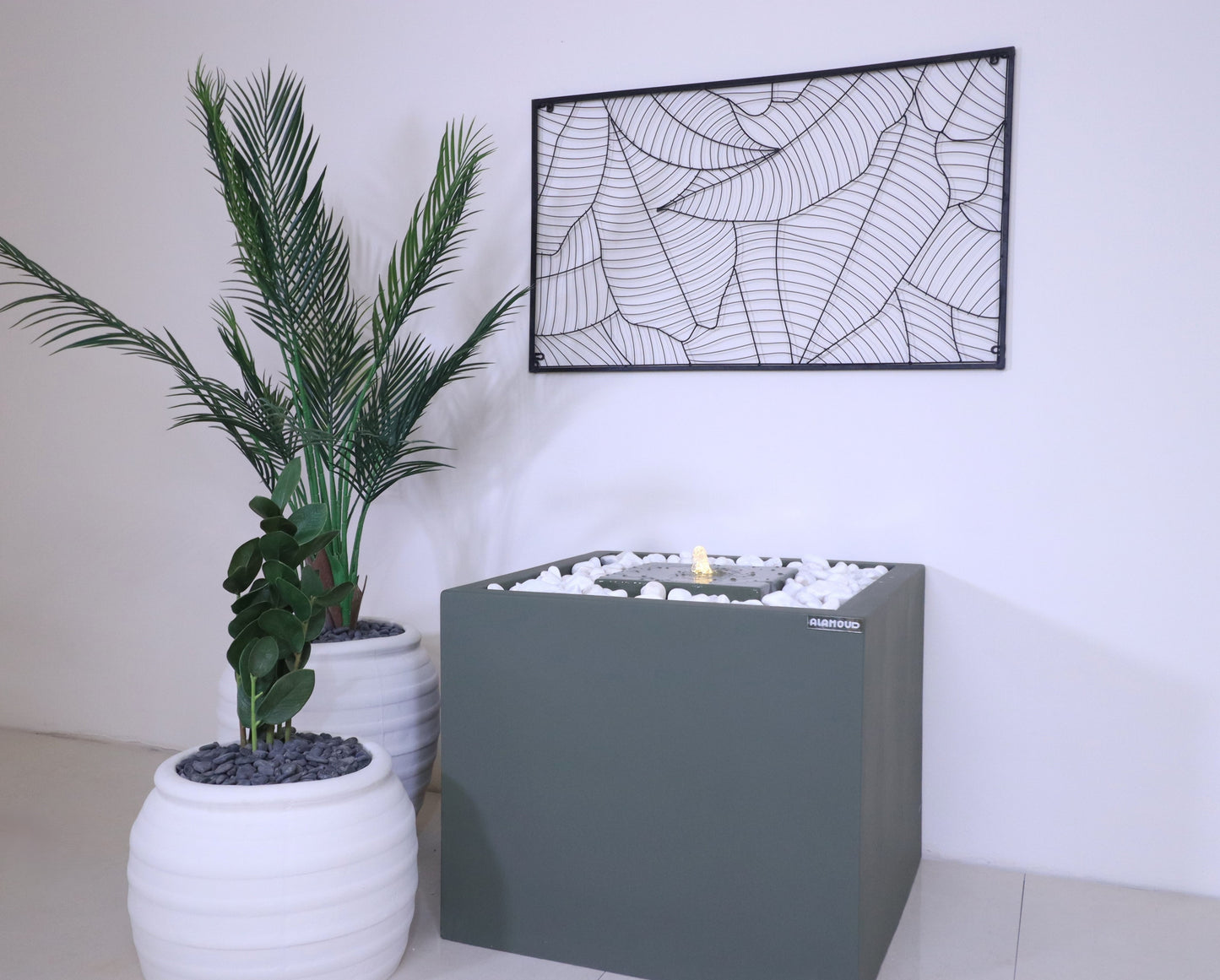 نافورة متوسطة الحجم تضيف هدوءًا طبيعيًا