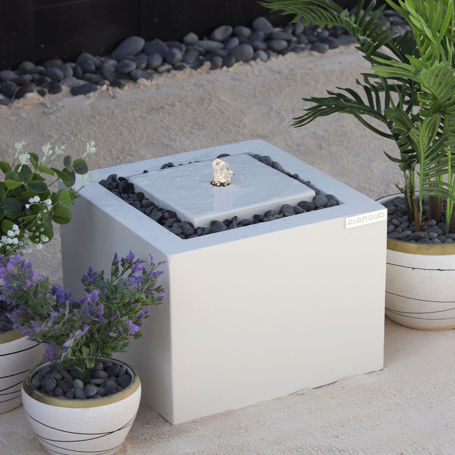 نافورة مربعة مودرن مع حجر زينة