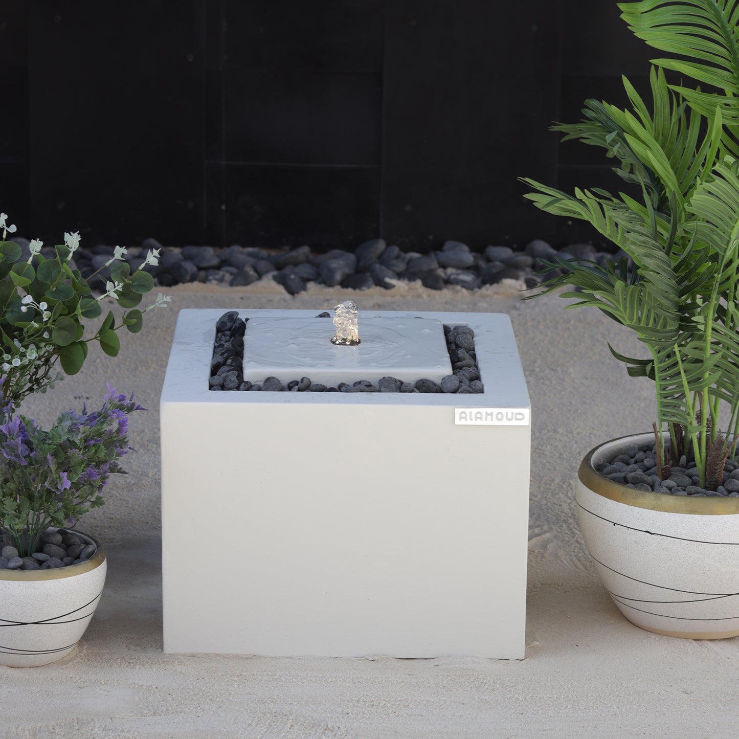 نافورة ديكور تضيف لمسة هادئة للمكان