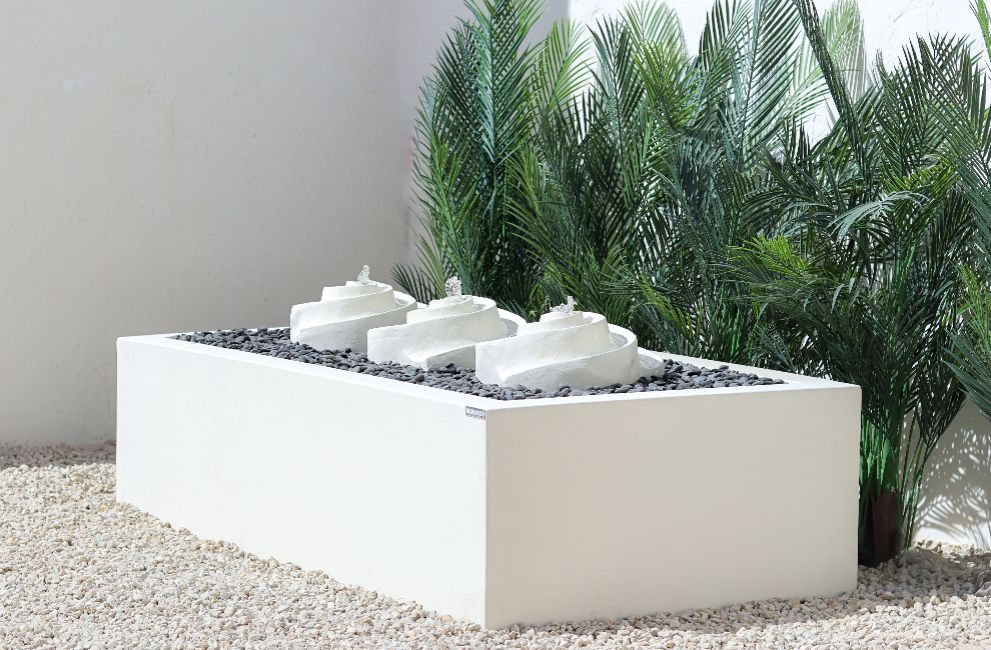 نافورة أرونا بتصميم يعكس جمال الطبيعة مع تدفق ماء هادئ وأنيق.