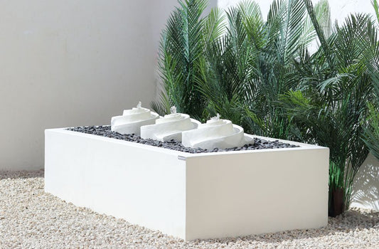 نافورة أرونا بتصميم يعكس جمال الطبيعة مع تدفق ماء هادئ وأنيق.