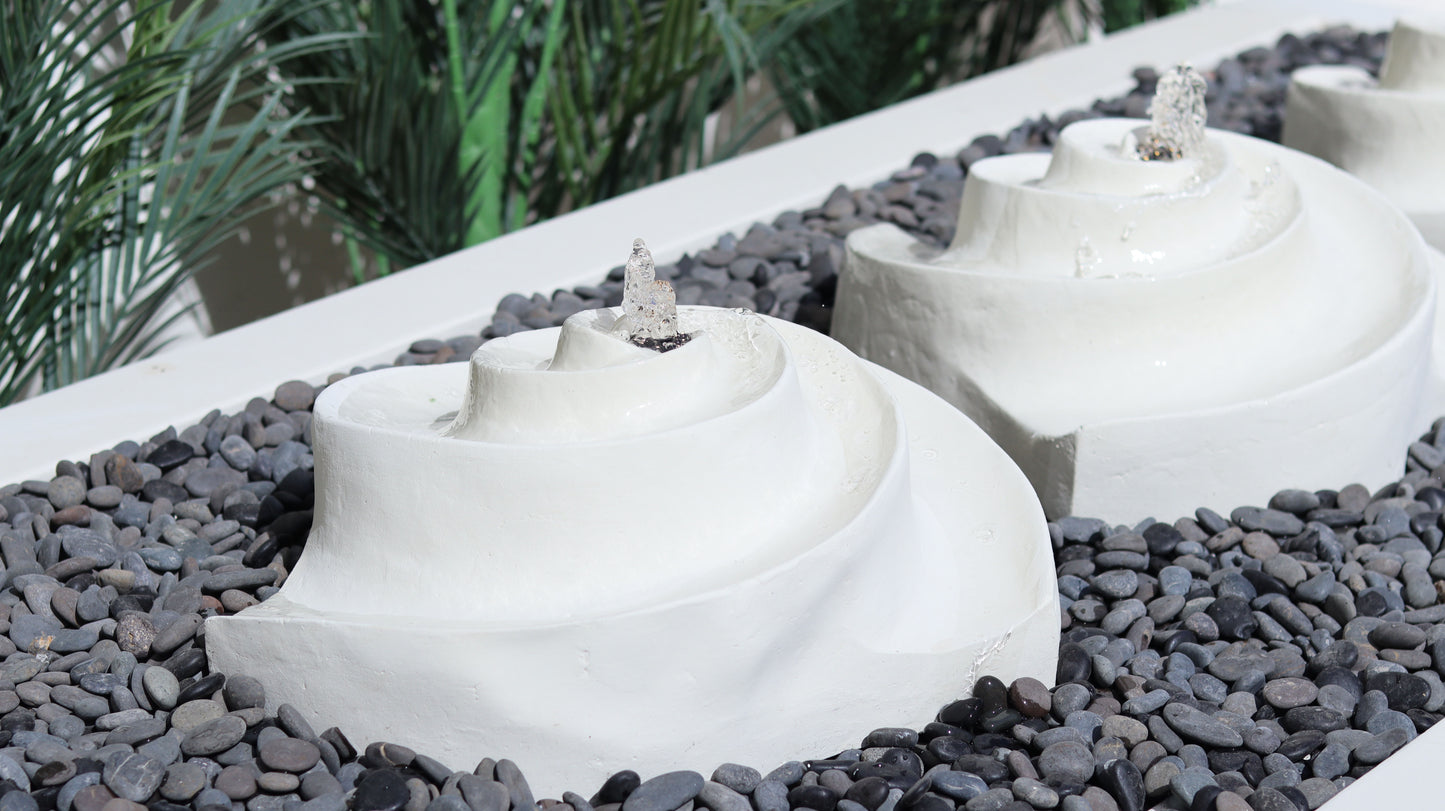 ديكور مائي فاخر يضيف لمسة حياة وهدوء للمساحات الداخلية والخارجية.