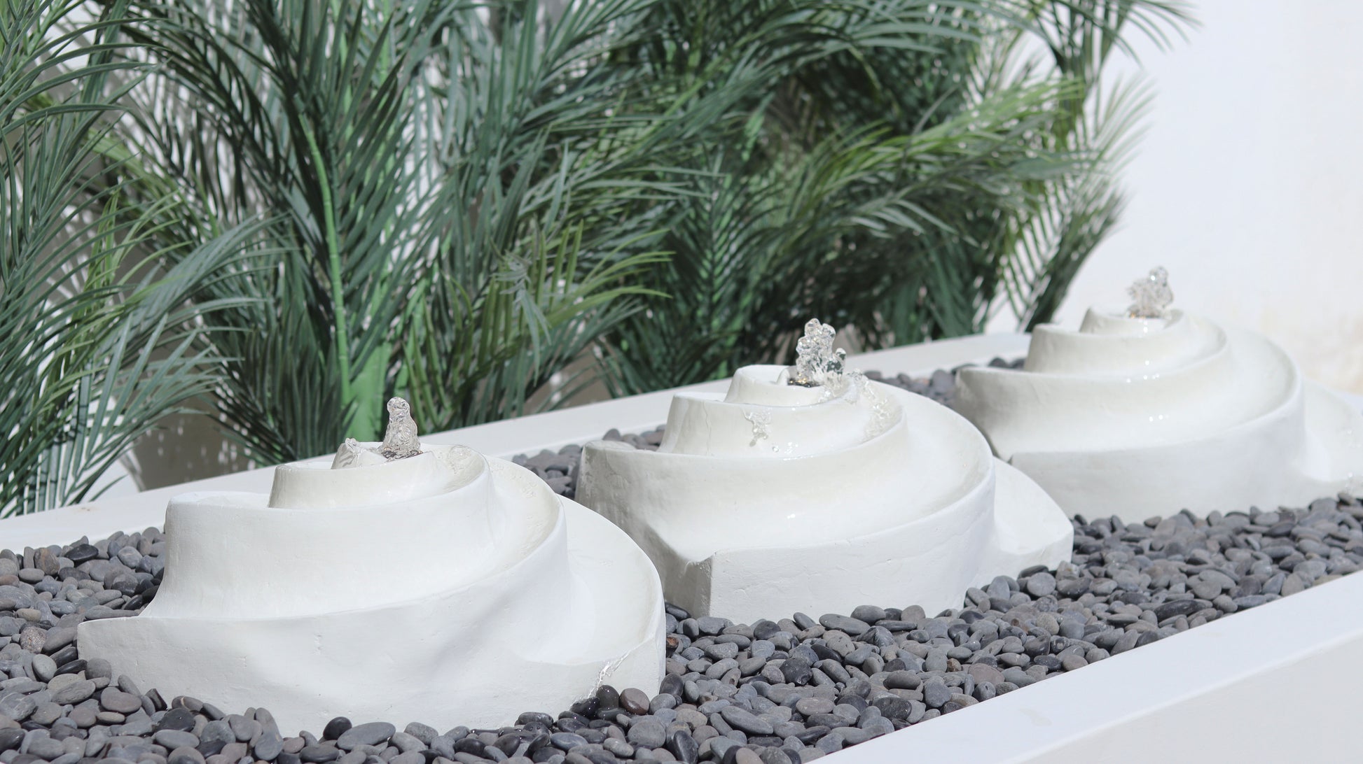 تصميم نافورة أرونا الحديثة بجودة عالية ولمسة طبيعية جذابة.