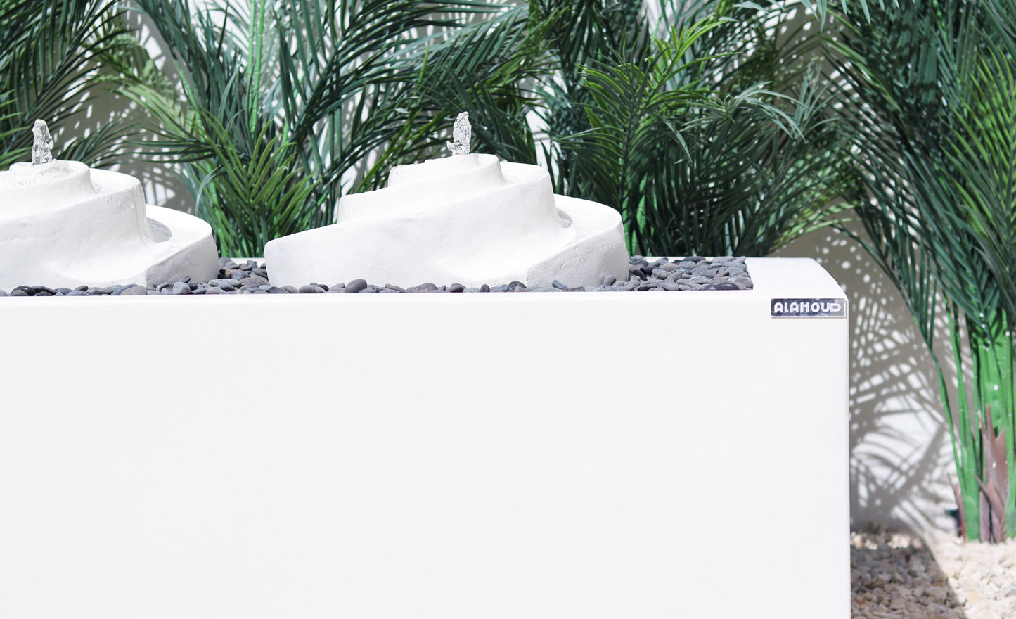 نافورة مزودة بإنارة وتحكم كامل عن بعد لراحة أكبر في الاستخدام.