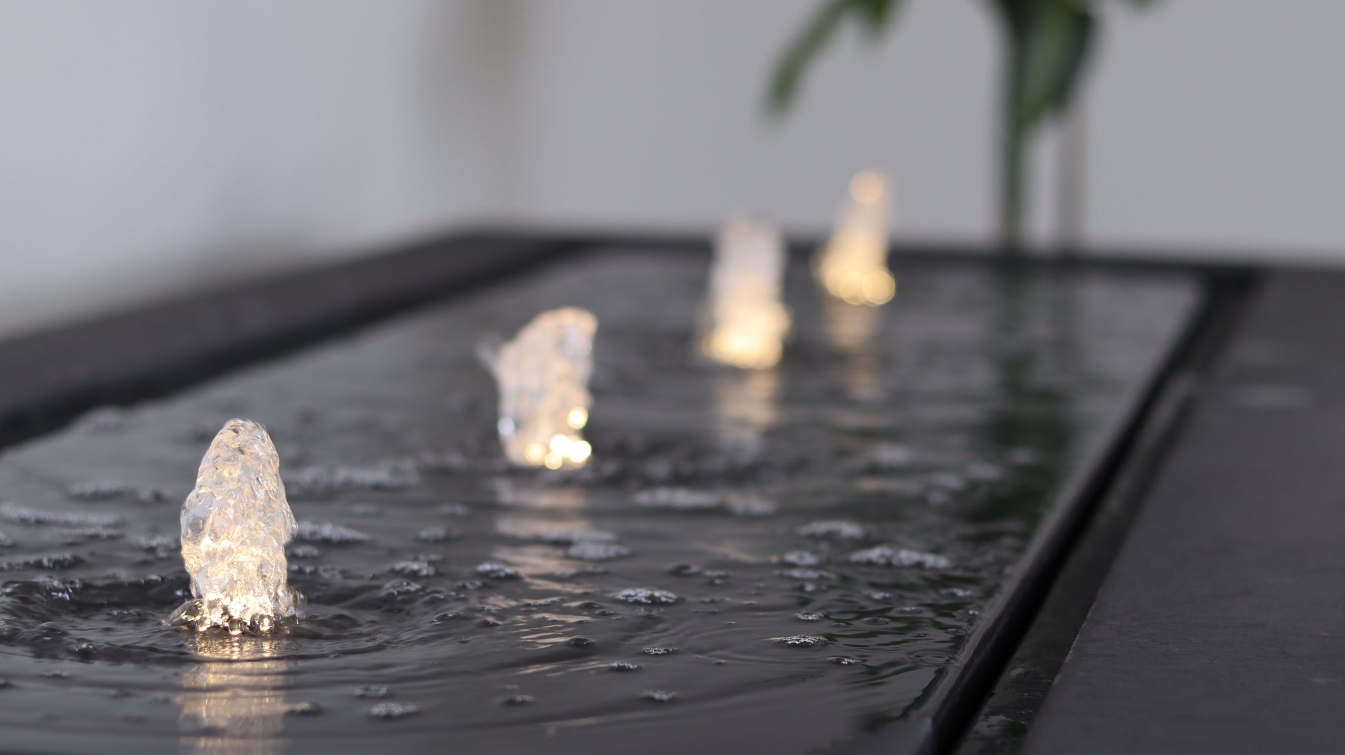 حوض نافورة أورا 200×80 سم بلمسات تصميم فاخرة وحجم ماء مناسب.