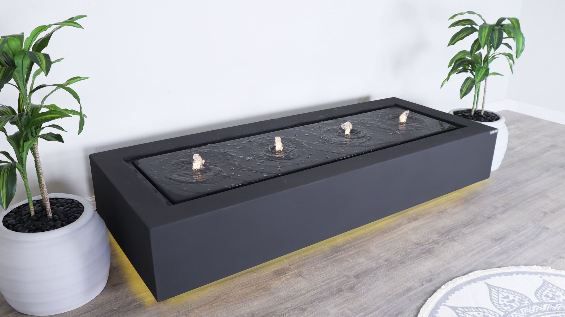 نافورة أورا بتصميم فني يضيف جمالًا وهدوءًا للمساحة.