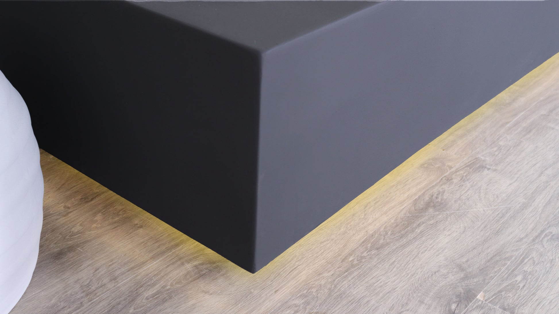 نافورة بتدفق مائي ناعم وإضاءة ليد أنيقة تضيء الحوض.