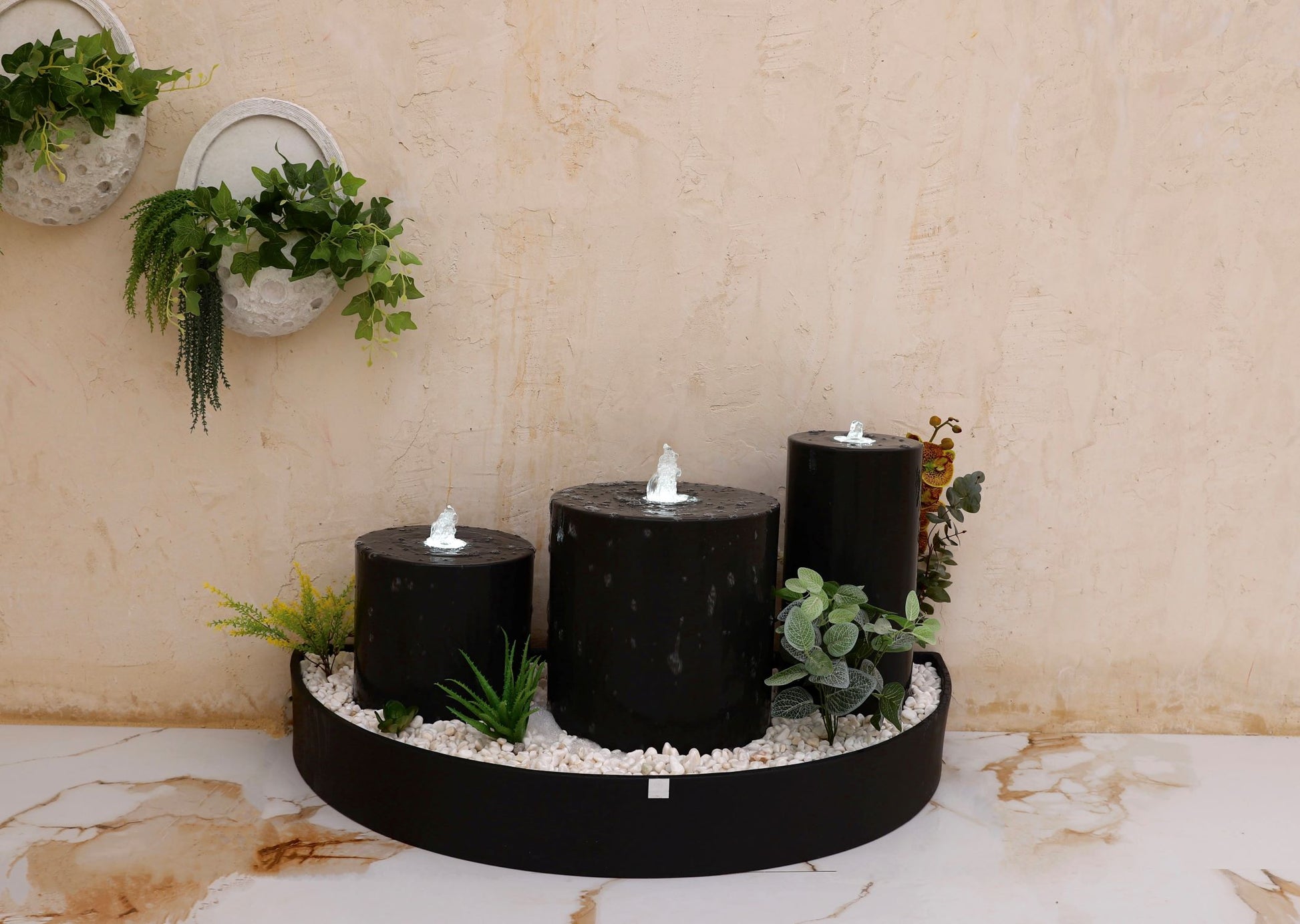 نافورة تضيف لمسة طبيعية مع أحجار الزينة