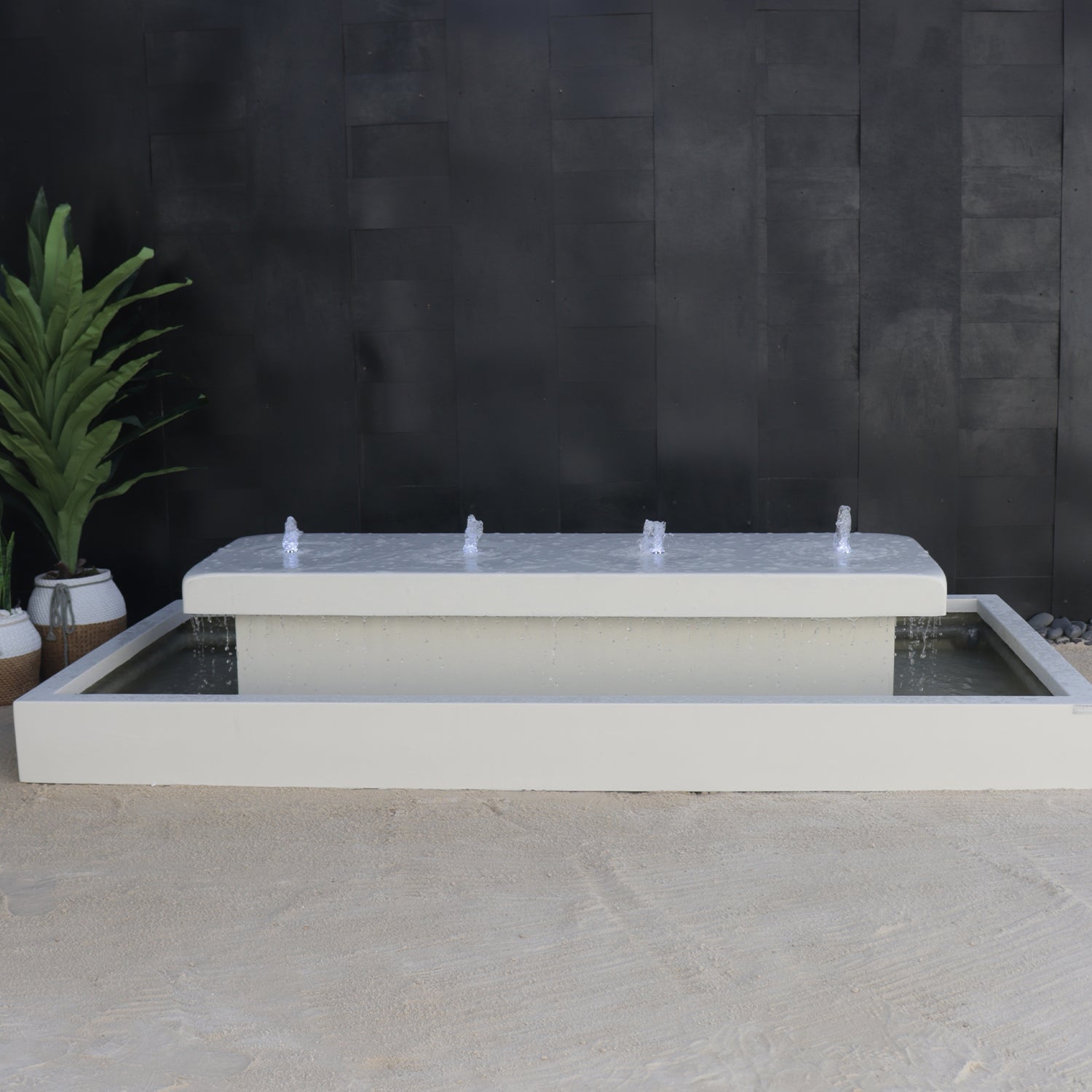 نافورة خارجية مع إضاءة مدمجة و4 مضخات لإحساس مائي مميز.