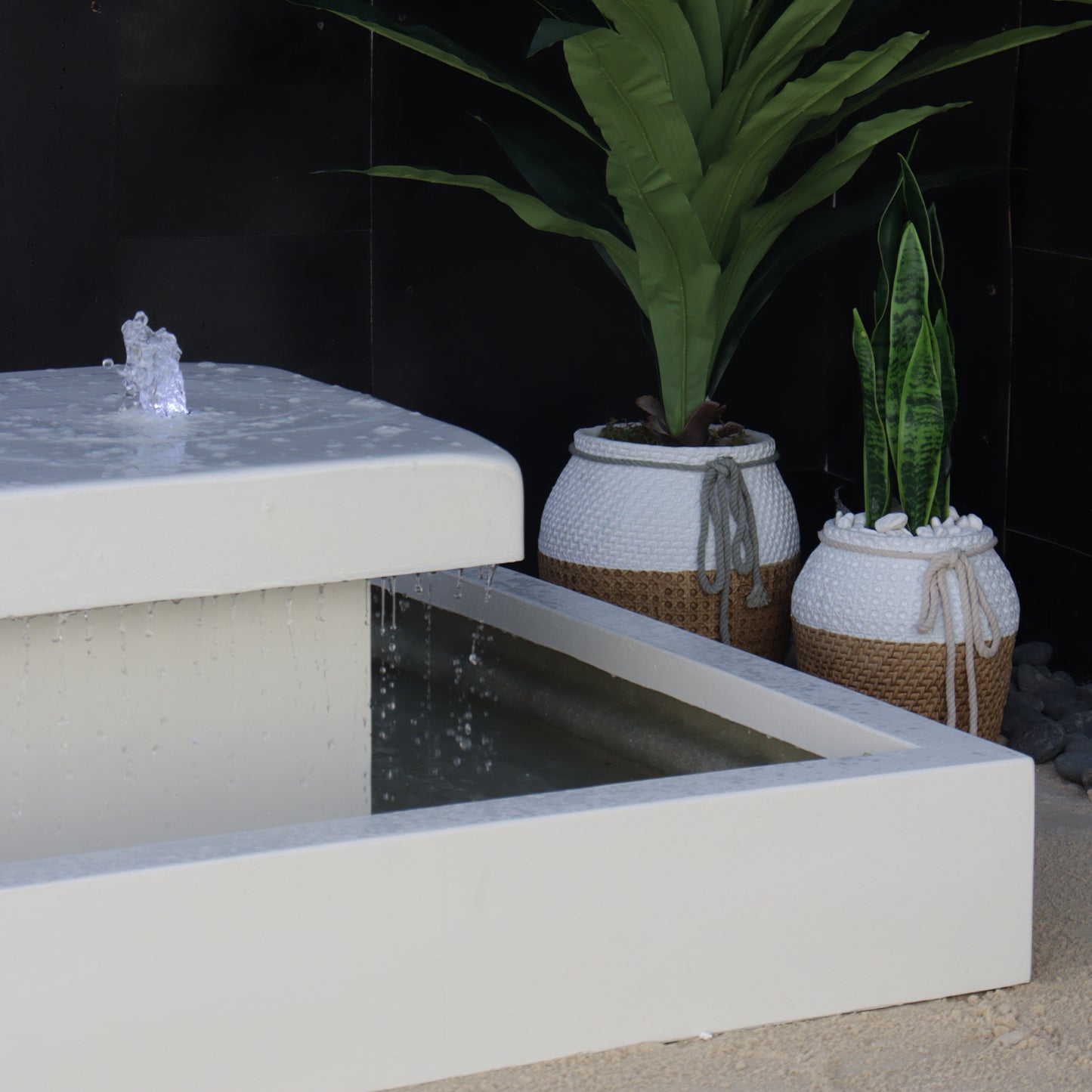 نافورة كبيرة تضيف فخامة وأناقة لأي مساحة خارجية.