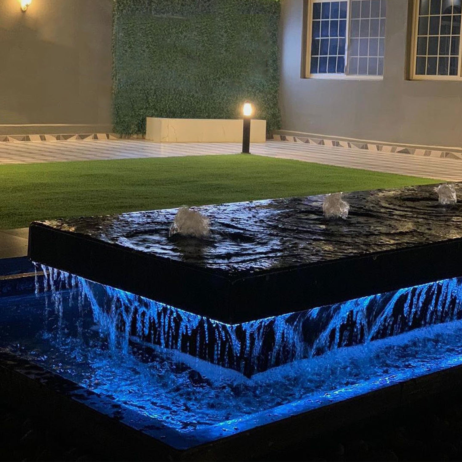 نافورة بوليفارد بتدفق مياه لطيف وإضاءة مدمجة.