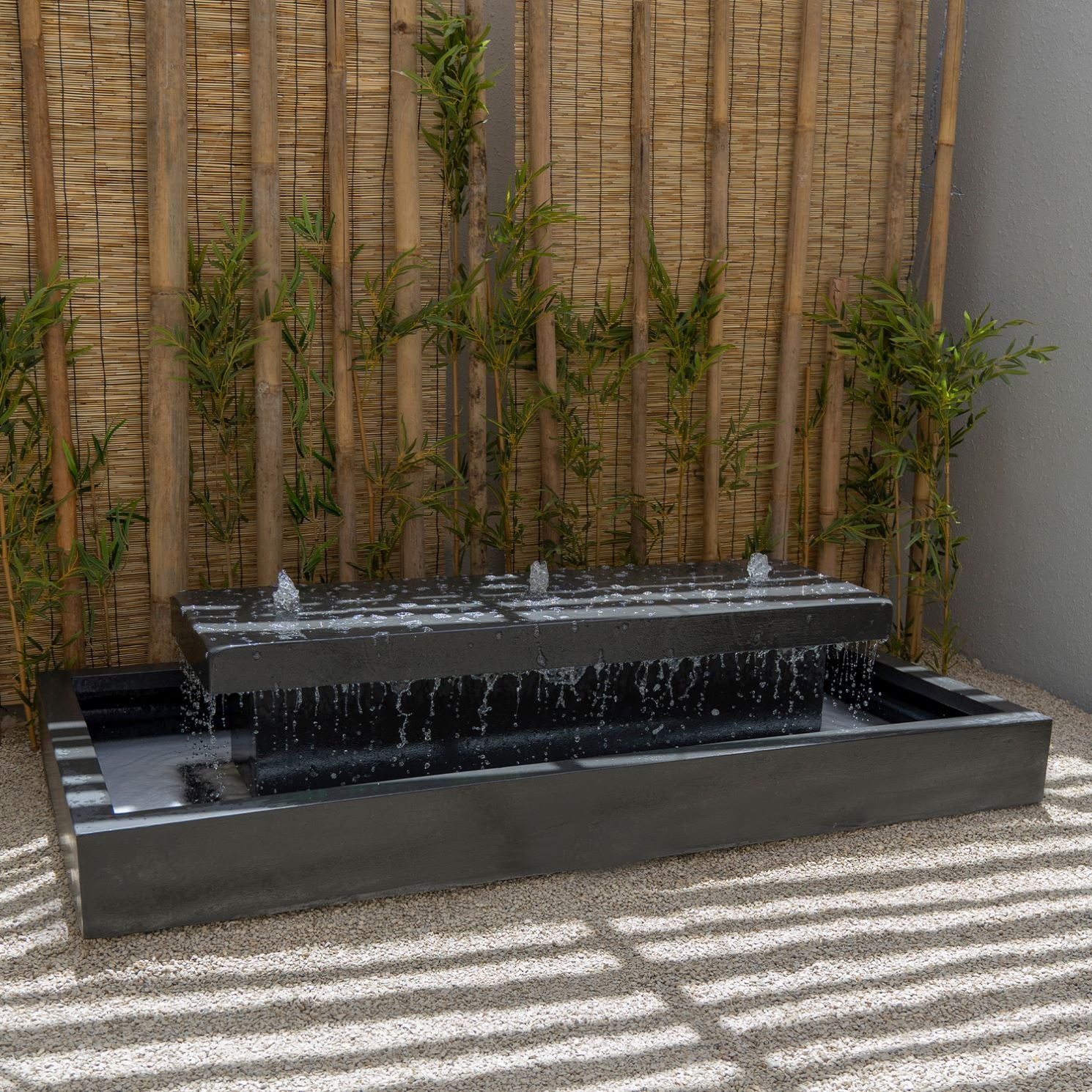 نافورة خارجية بحجم متوسط مناسبة للحدائق