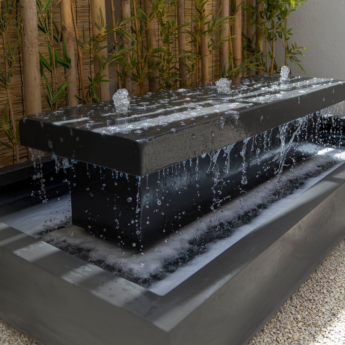 نافورة وسط تضيف حركة ماء هادئة للمساحة