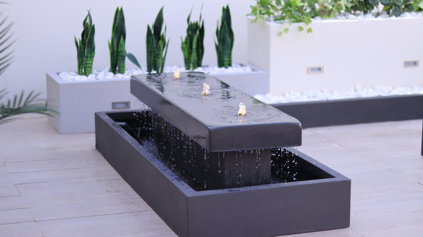 نافورة بوليفارد صغير بتصميم راقٍ يضيف هدوءًا للمكان