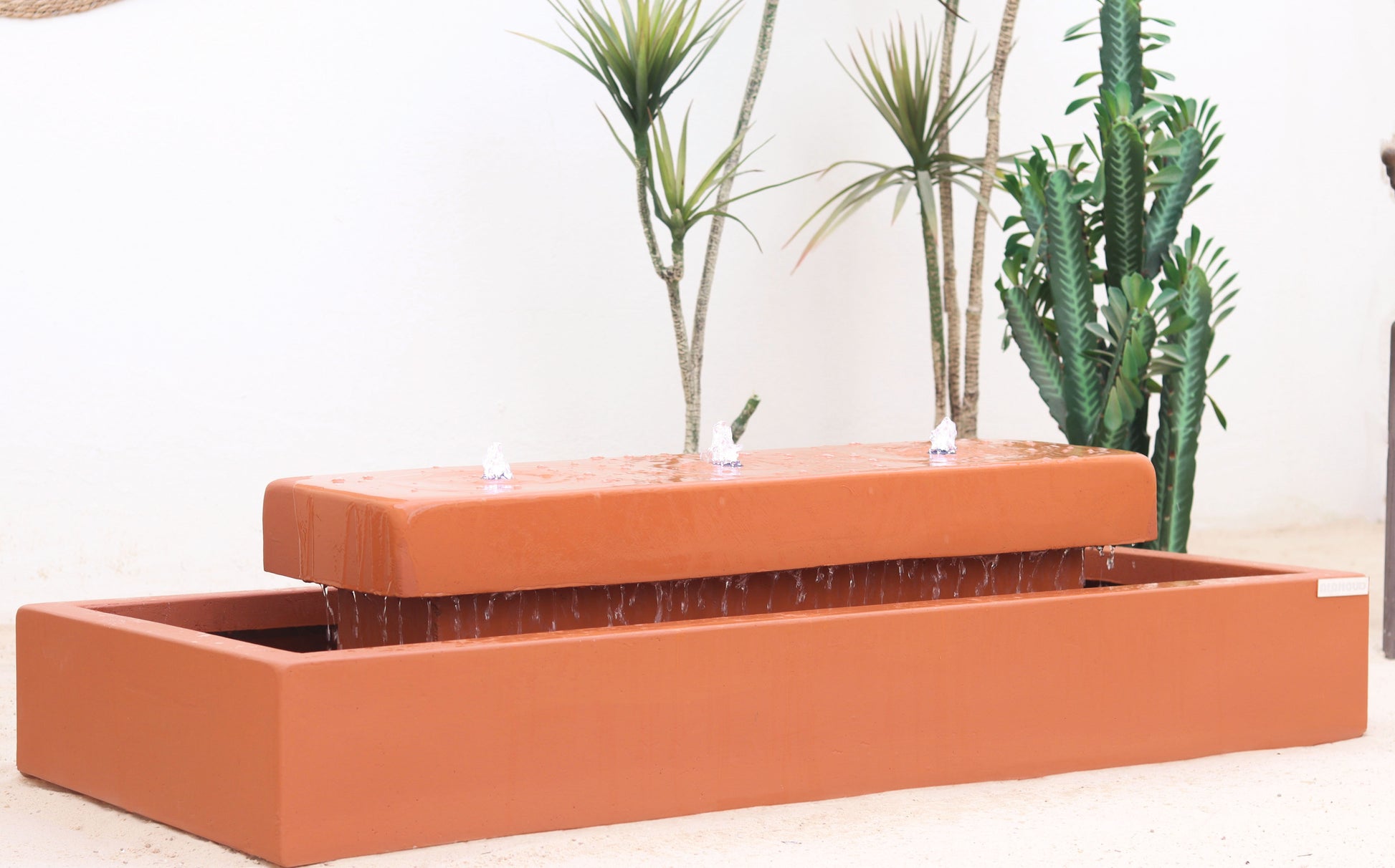 نافورة أنيقة بحجم عملي وتفاصيل متقنة