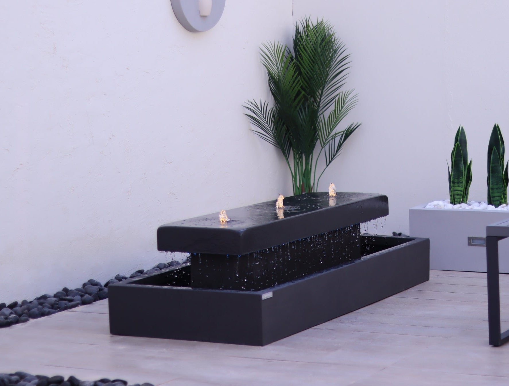 نافورة صغيرة بإضاءة مدمجة تناسب المساحات الداخلية والخارجية