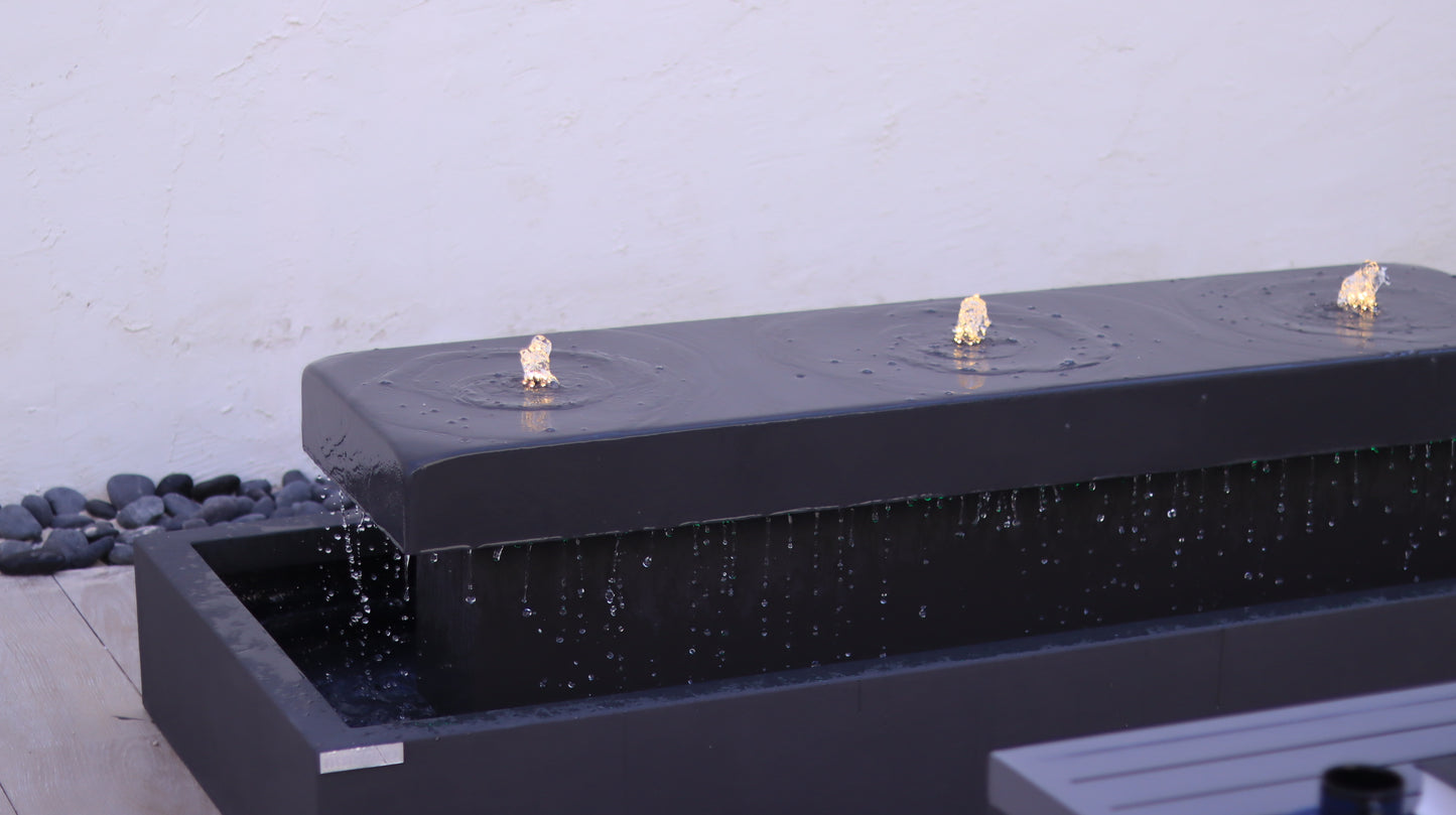 نافورة خارجية صغيرة بتدفق ماء هادئ