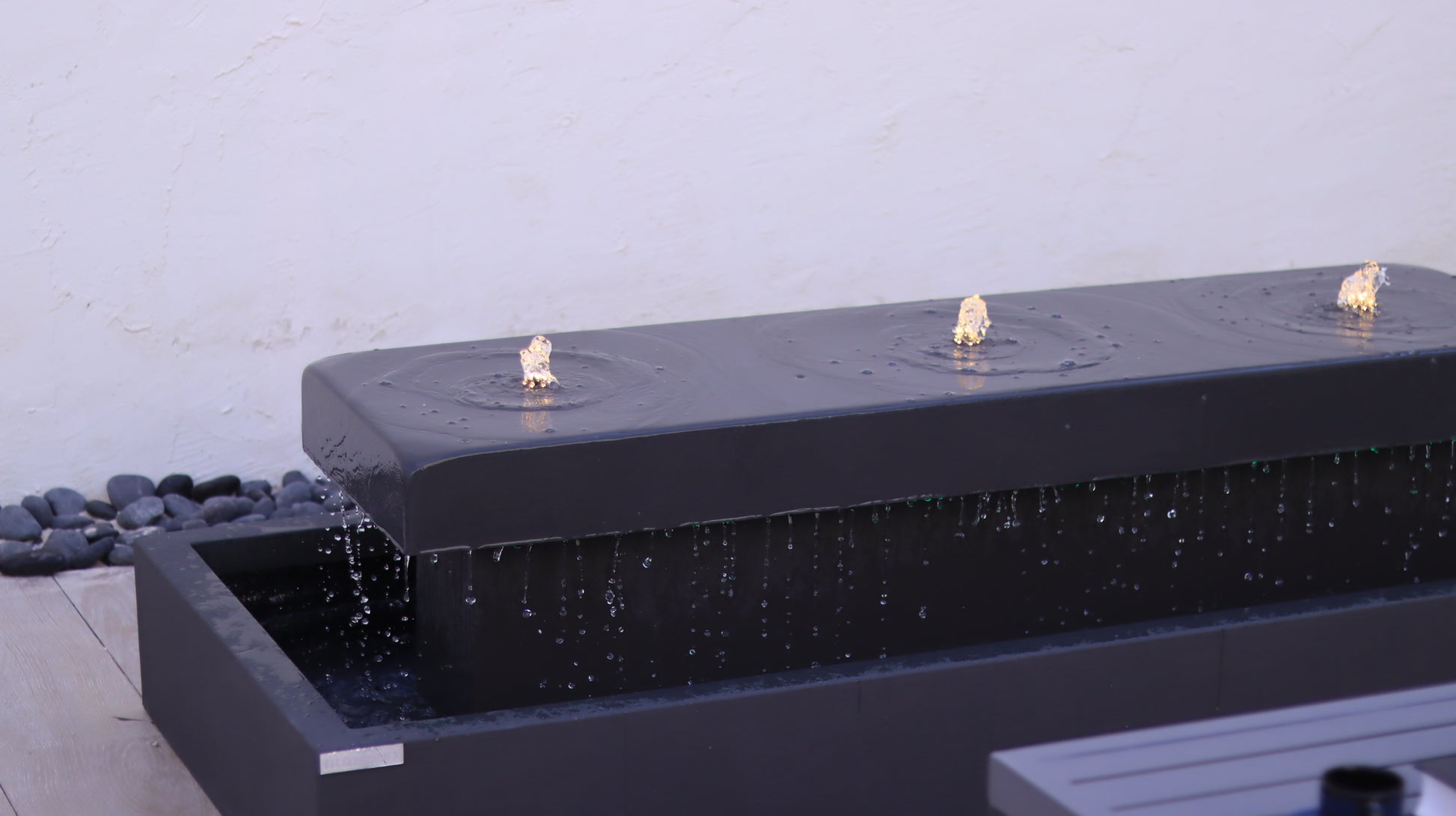 نافورة خارجية صغيرة بتدفق ماء هادئ