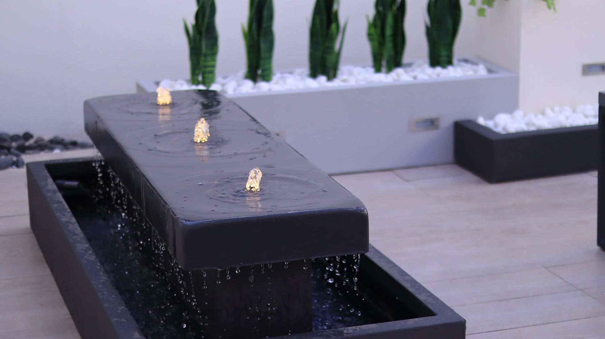 نافورة صغيرة الحجم تضفي لمسة جمالية للمداخل