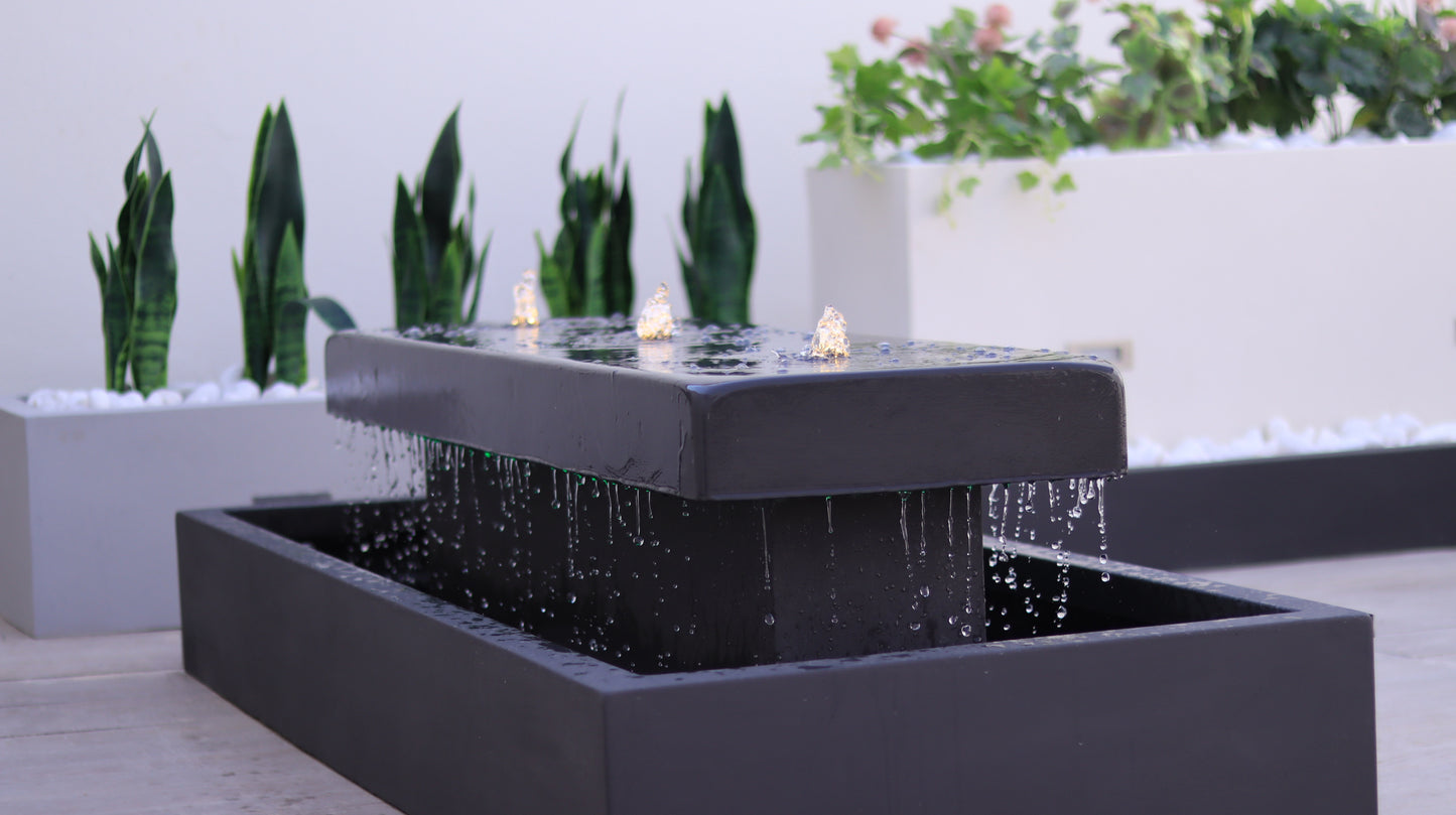 نافورة بوليفارد بإضاءة هادئة تضيف جمالًا ليليًا