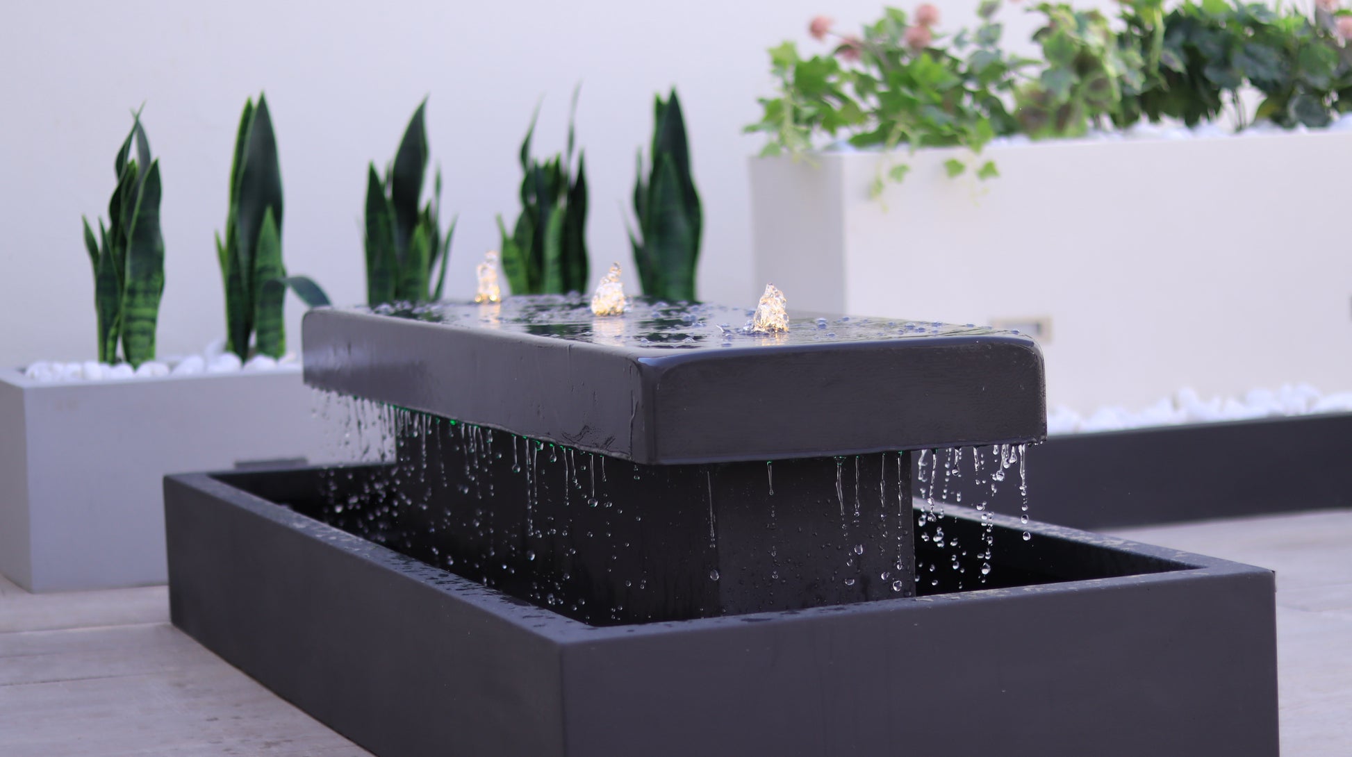 نافورة بوليفارد بإضاءة هادئة تضيف جمالًا ليليًا