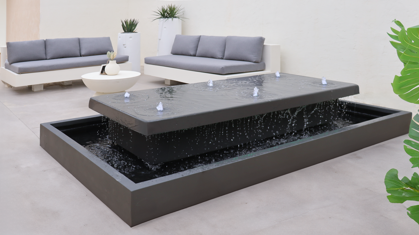 نافورة خارجية ضخمة تضفي هدوء وأناقة على المكان