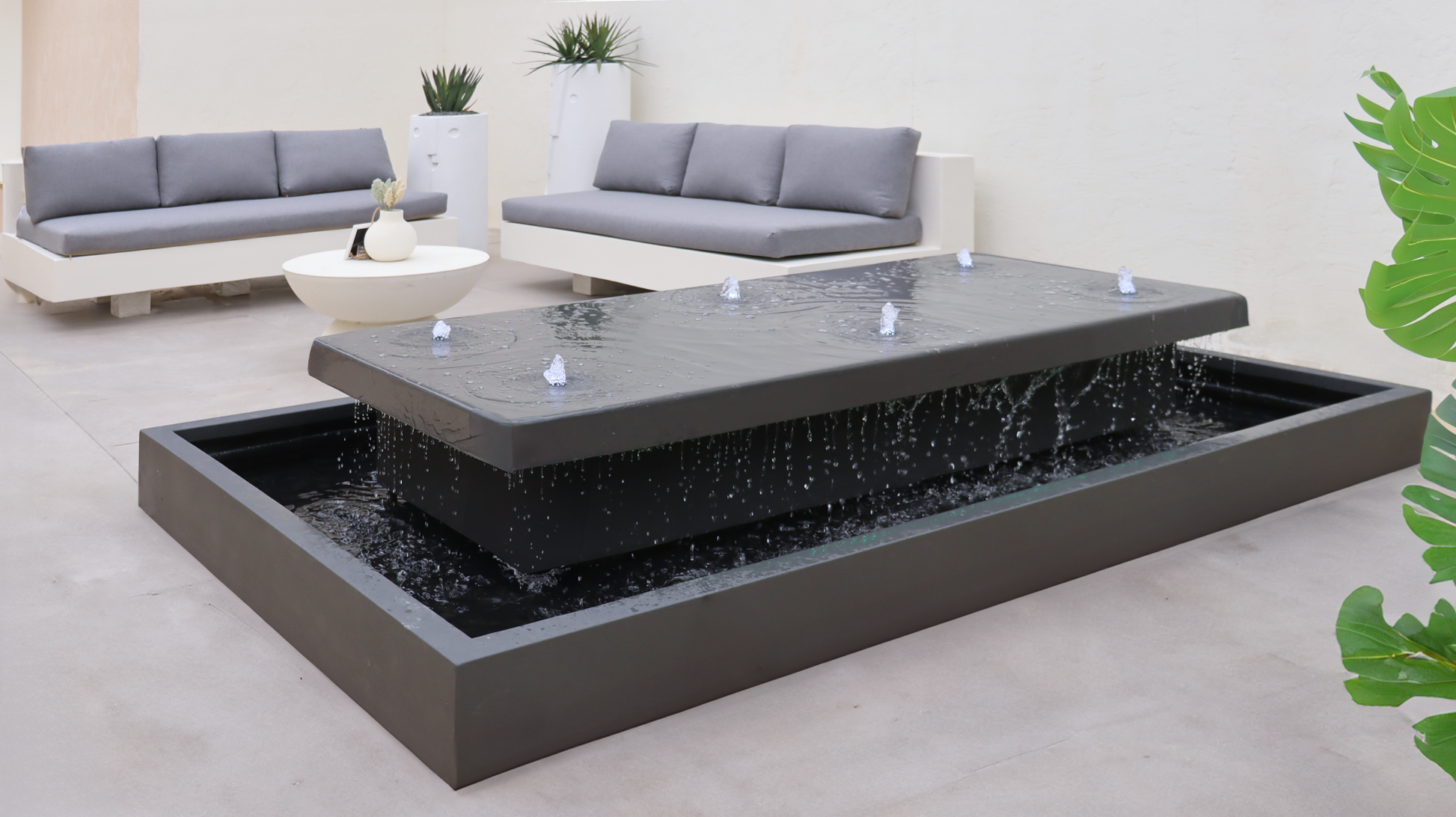 نافورة خارجية ضخمة تضفي هدوء وأناقة على المكان